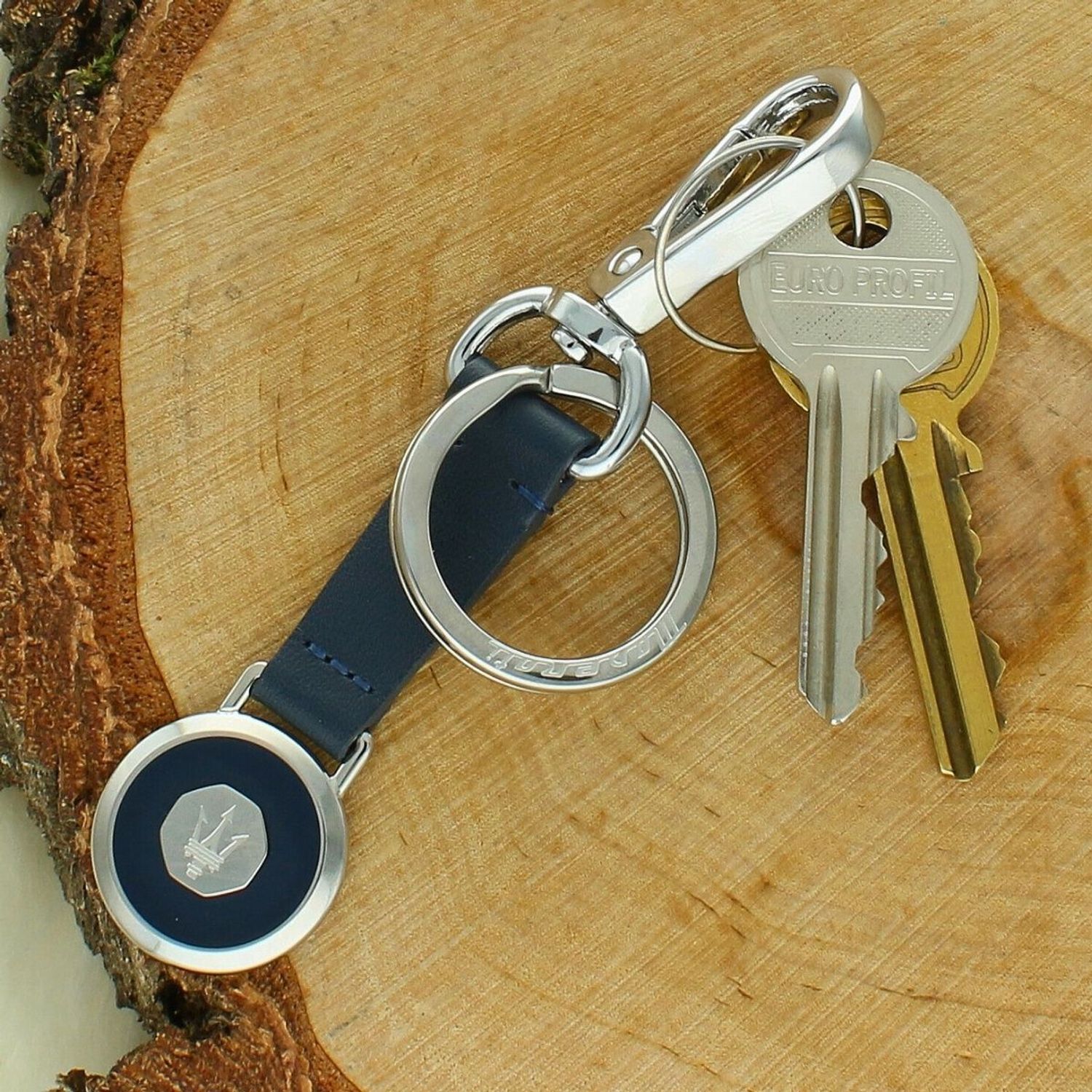 Elegancki brelok Maserati Keyring z prawdziwej skóry i niebieskiej stali 316L. Okrągła zawieszka z centralnym srebrnym trójzębem.1.jpg