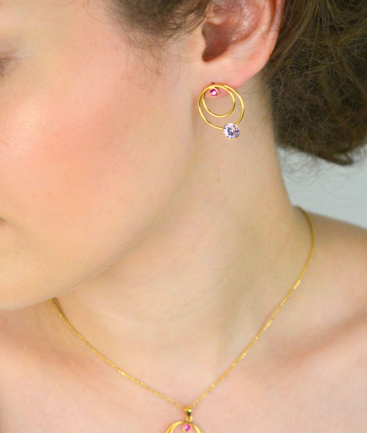 Kolczyki srebrne pozłacane 925 z różowym i fioletowym kryształem – KODG2088RV.jpg