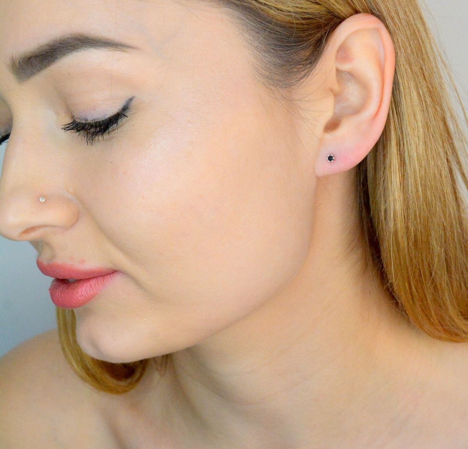 Srebrne kolczyki 925 minimalistyczne czarne cyrkonie KOL0040823B6. Srebrne kolczyki damskie..jpg