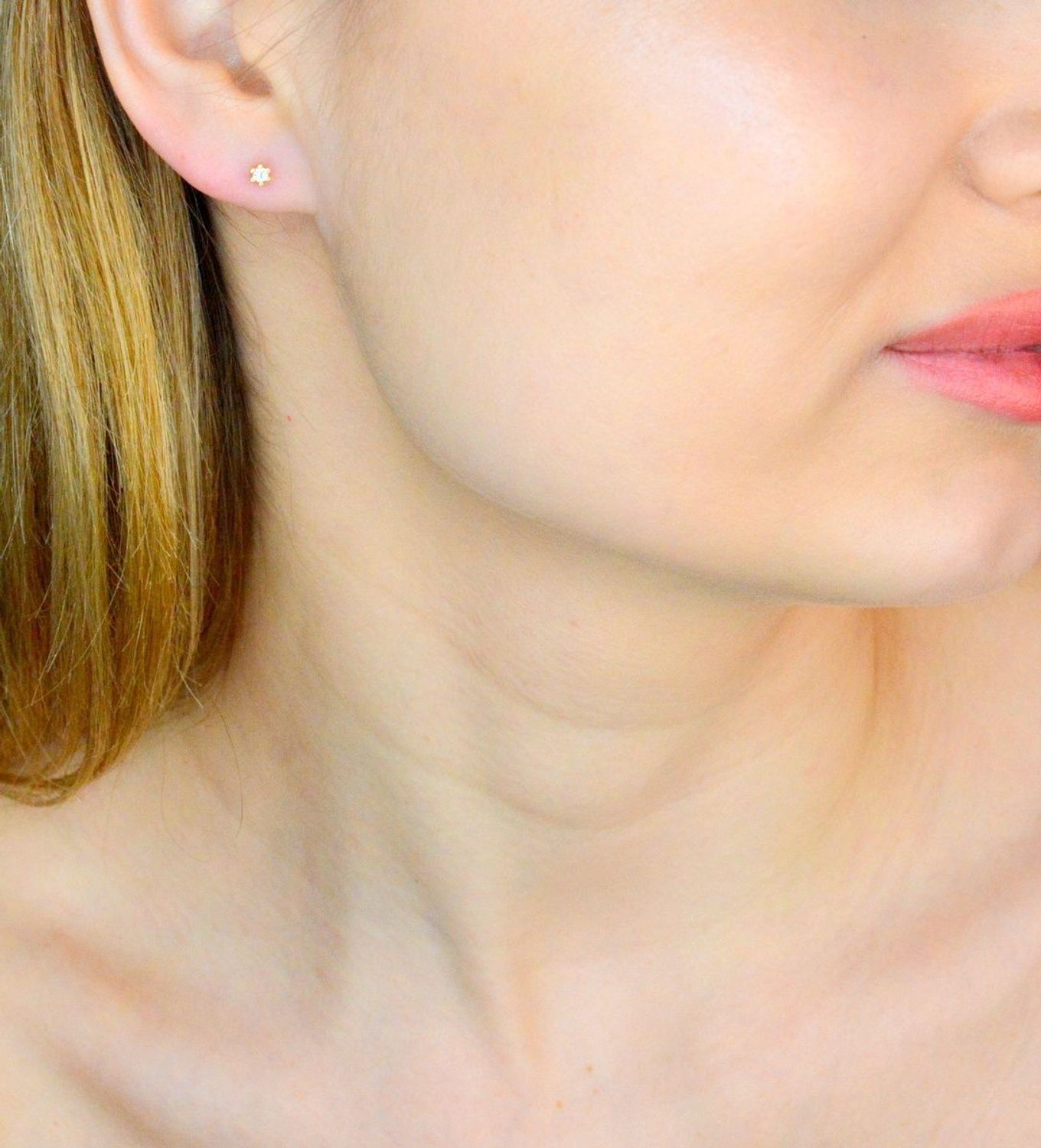 Srebrne kolczyki pozłacane 925 minimalistyczne białe cyrkonie KOL0180823. Srebrne kolczyki damskie. Kolczyki srebrne wkrętki.jpg