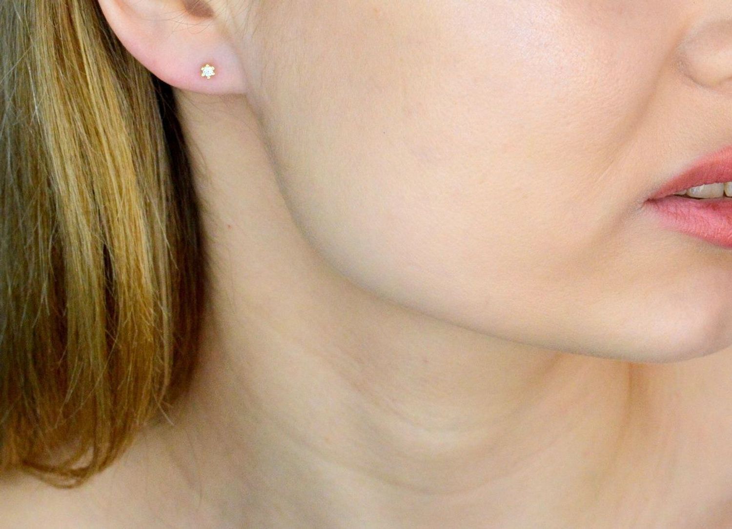 Srebrne kolczyki pozłacane 925 minimalistyczne białe cyrkonie KOL0180823. Srebrne kolczyki damskie. Kolczyki srebrne wkrętki.jpg