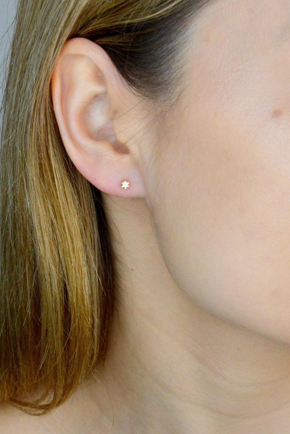 Srebrne kolczyki pozłacane 925 minimalistyczne białe cyrkonie KOL0180823. Srebrne kolczyki damskie. Kolczyki srebrne wkrętki.jpg