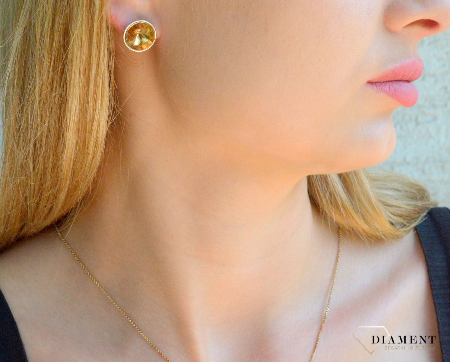 Kolczyki damskie wkrętki kryształki o okrągłym kształcie KOLBOHO005301300. Kolczyki damskie z kryształkiem. Kolczyki ze złotym kryształkiem. Kolczyki damskie na prezent. Kolczyki damskie okrągły kryształek..jpg