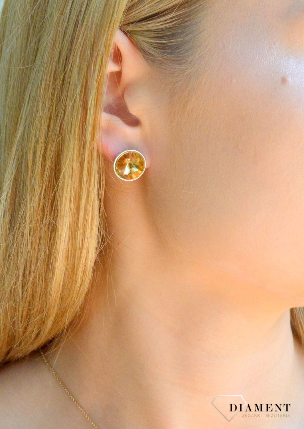 Kolczyki damskie wkrętki kryształki o okrągłym kształcie KOLBOHO005301300. Kolczyki damskie z kryształkiem. Kolczyki ze złotym kryształkiem. Kolczyki damskie na prezent. Kolczyki damskie okrągły kryształek..jpg