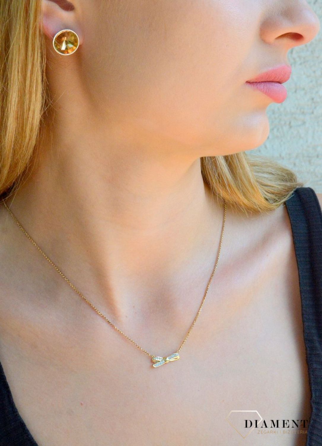 Kolczyki damskie wkrętki kryształki o okrągłym kształcie KOLBOHO005301300. Kolczyki damskie z kryształkiem. Kolczyki ze złotym kryształkiem. Kolczyki damskie na prezent. Kolczyki damskie okrągły kryształek..jpg