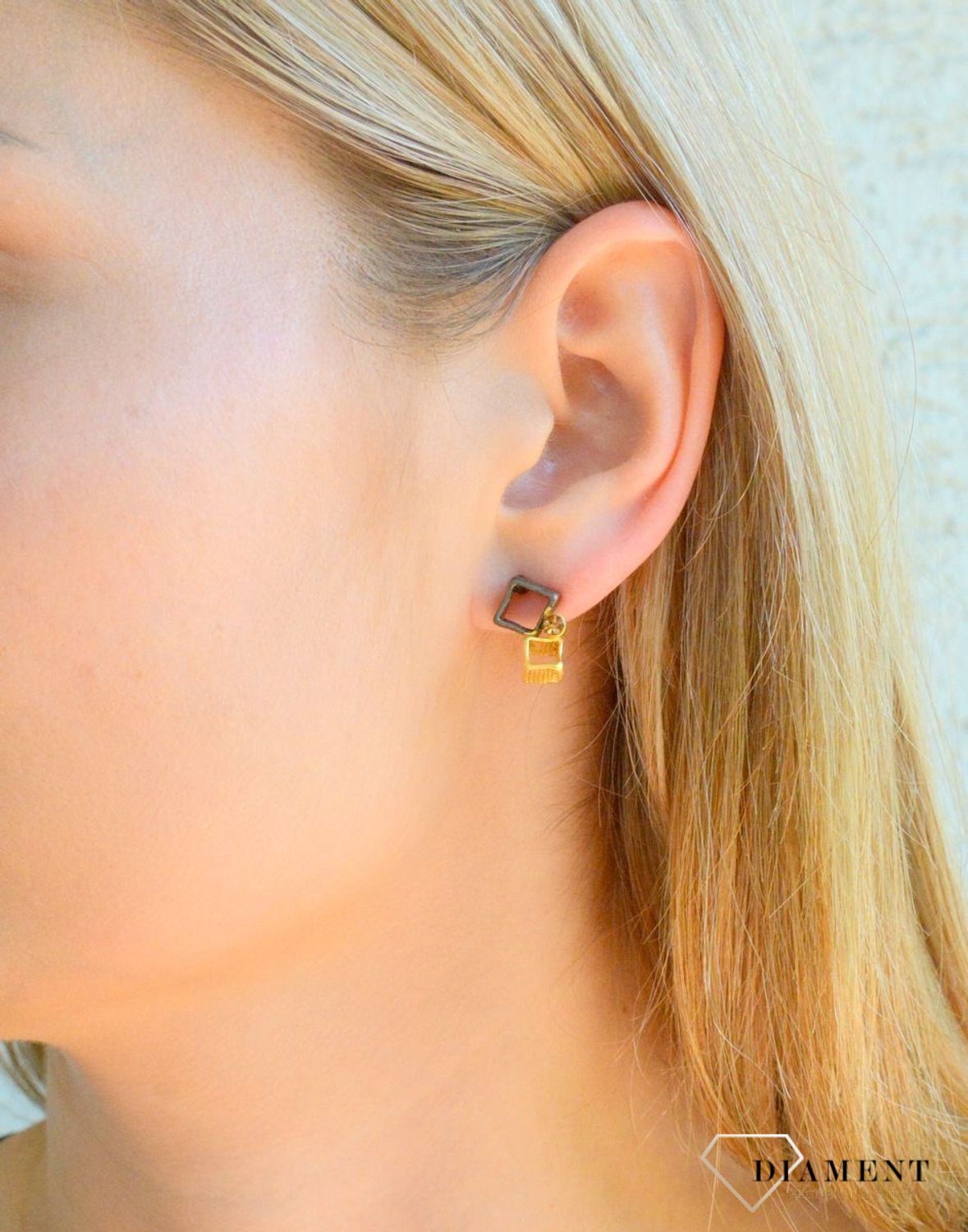 Kolczyki damskie wkrętki geometryczne złoto-czarne KOLDOYO003801900. Kolczyki damskie wkrętki. Złoto-czarne kolczyki damskie. Kolczyki na sztyft o geometrycznym wzorze. Kolczyki damskie na prezent..jpg