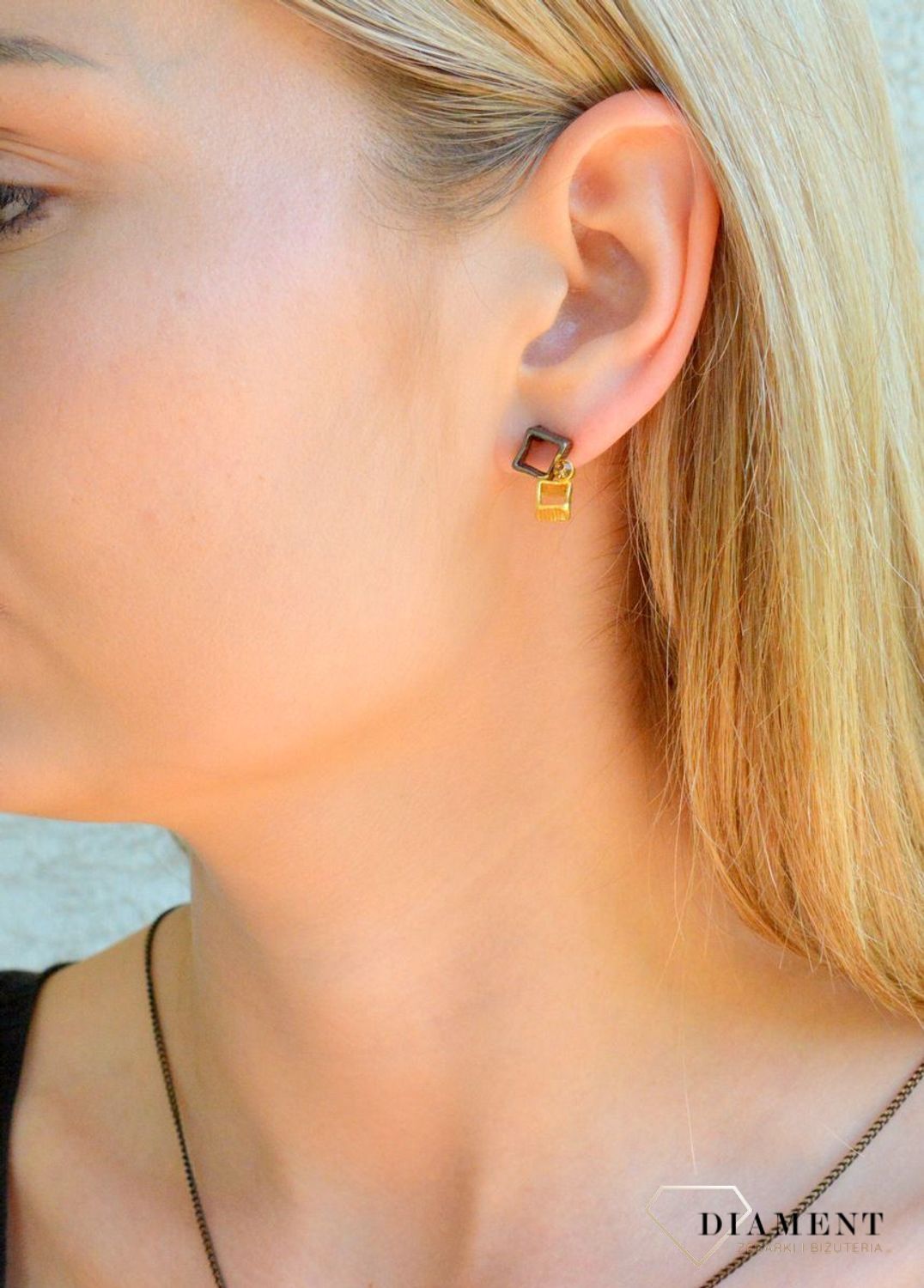 Kolczyki damskie wkrętki geometryczne złoto-czarne KOLDOYO003801900. Kolczyki damskie wkrętki. Złoto-czarne kolczyki damskie. Kolczyki na sztyft o geometrycznym wzorze. Kolczyki damskie na prezent..jpg