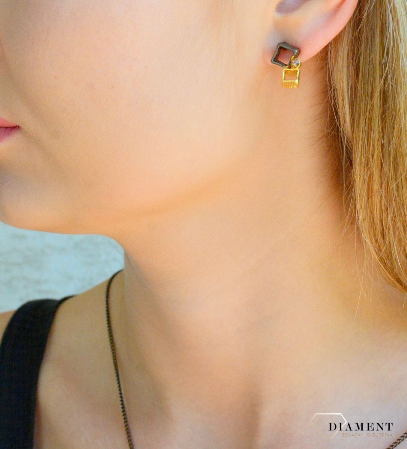 Kolczyki damskie wkrętki geometryczne złoto-czarne KOLDOYO003801900. Kolczyki damskie wkrętki. Złoto-czarne kolczyki damskie. Kolczyki na sztyft o geometrycznym wzorze. Kolczyki damskie na prezent..jpg