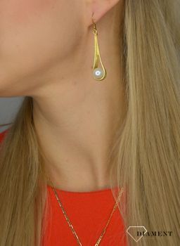Kolczyki damskie BY DZIUBEKA pozłacana łezka z perłą KOLGALA041102000 💎 Pozłacane kolczyki w kształcie łezki w kolorze złotym z ozdobną perłą 💎 (7).JPG