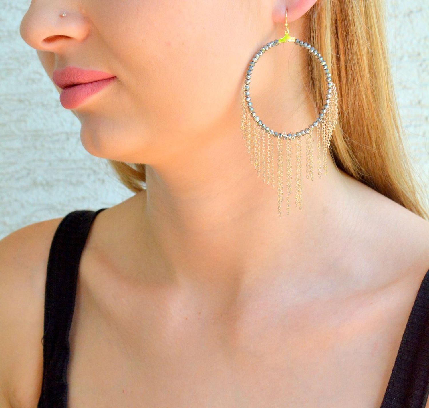 Kolczyki damskie duże koła z wiszącymi łańcuszkami 5 cm KOLMAYA095902900. Kolczyki damskie koła. Kolczyki duże koła z łańcuszkami. Kolczyki antyalergiczne na prezent..jpg