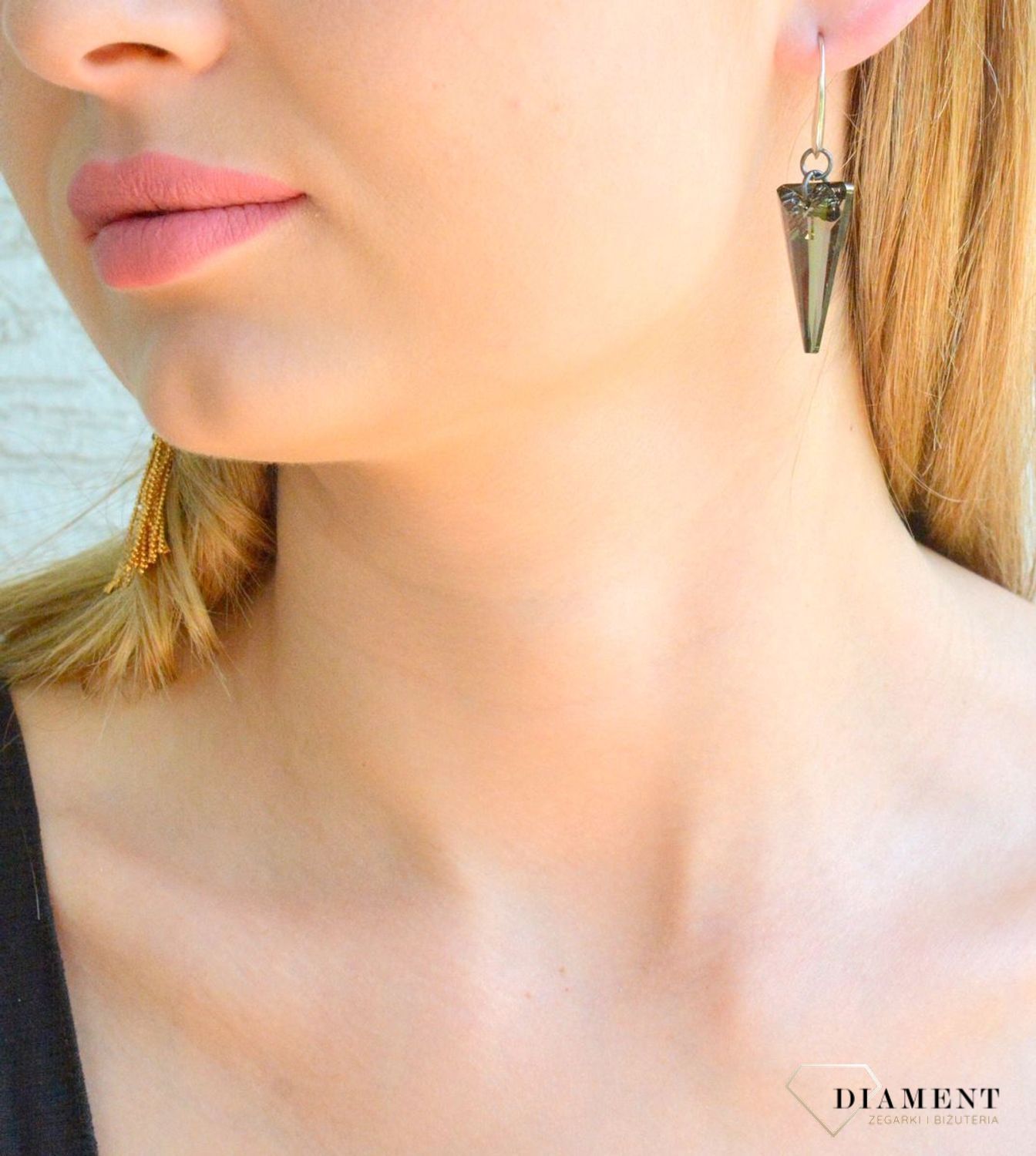 Kolczyki damskie wiszące kryształki w grafitowym kolorze KOLROMA013404500. Kolczyki damskie kryształki. Kolczyki wiszące kryształki. Kolczyki antyalergiczne na prezent. Kolczyki na bigiel idealne na prezent..jpg