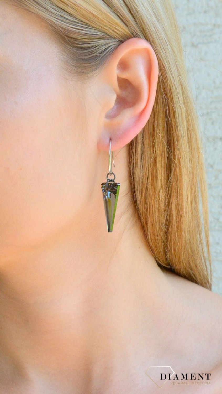 Kolczyki damskie wiszące kryształki w grafitowym kolorze KOLROMA013404500. Kolczyki damskie kryształki. Kolczyki wiszące kryształki. Kolczyki antyalergiczne na prezent. Kolczyki na bigiel idealne na prezent..jpg