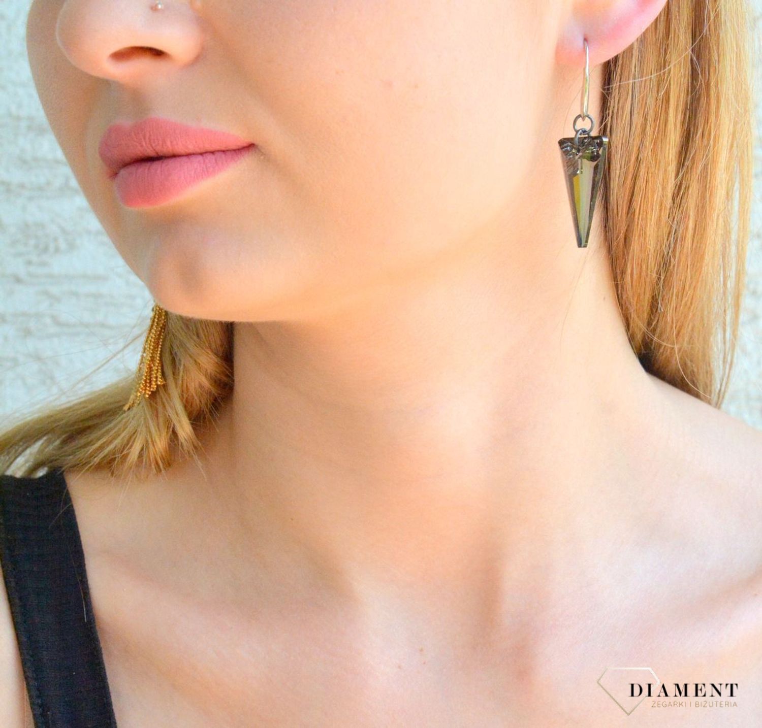 Kolczyki damskie wiszące kryształki w grafitowym kolorze KOLROMA013404500. Kolczyki damskie kryształki. Kolczyki wiszące kryształki. Kolczyki antyalergiczne na prezent. Kolczyki na bigiel idealne na prezent..jpg