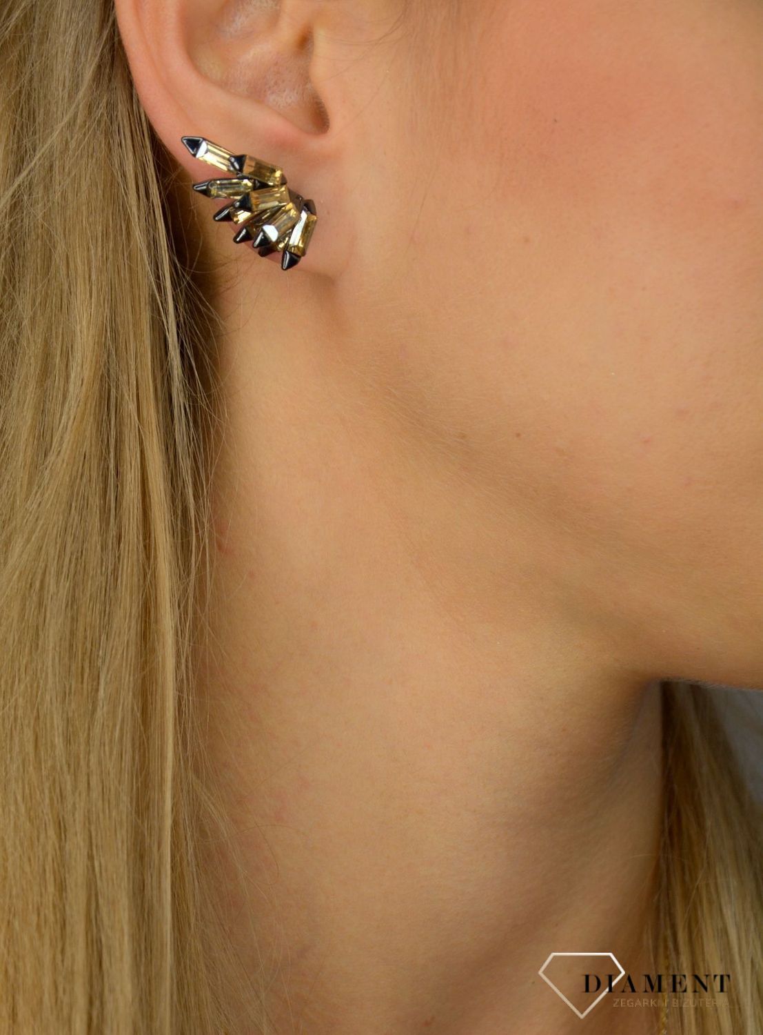 Kolczyki damskie BY DZIUBEKA cyrkonie w złotym odcieniu KOLSHIN016101800.jpg