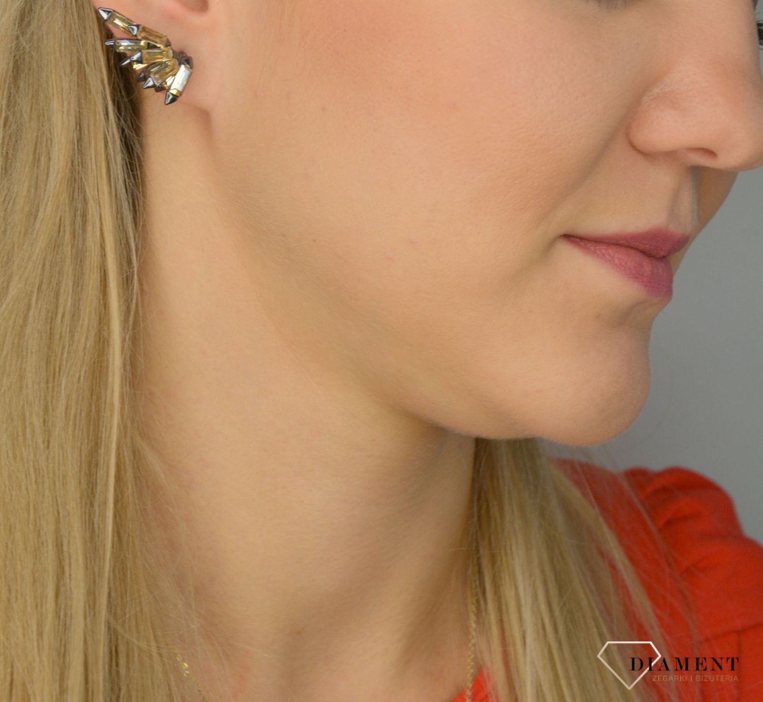 Kolczyki damskie BY DZIUBEKA cyrkonie w złotym odcieniu KOLSHIN016101800.jpg