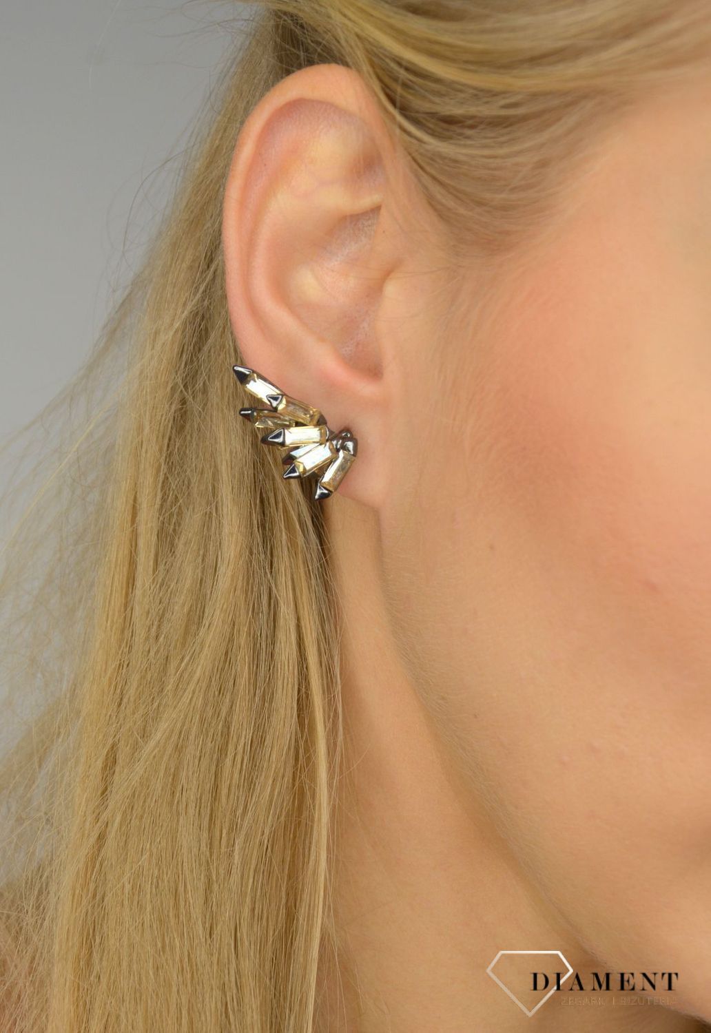 Kolczyki damskie BY DZIUBEKA cyrkonie w złotym odcieniu KOLSHIN016101800.jpg