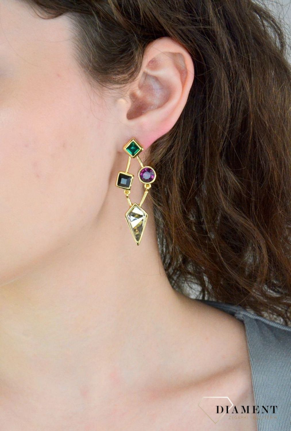 Kolczyki BY DZIUBEKA Kolorowe kryształy KOLSHIN042806000 Kolczyki damskie wiszące ozdobne kryształy. Kolczyki damskie to idealne proporcje zamknięte w pięknej kompozycji. Kolczyki wykonane z metalu w kolorze złota 1.jpg