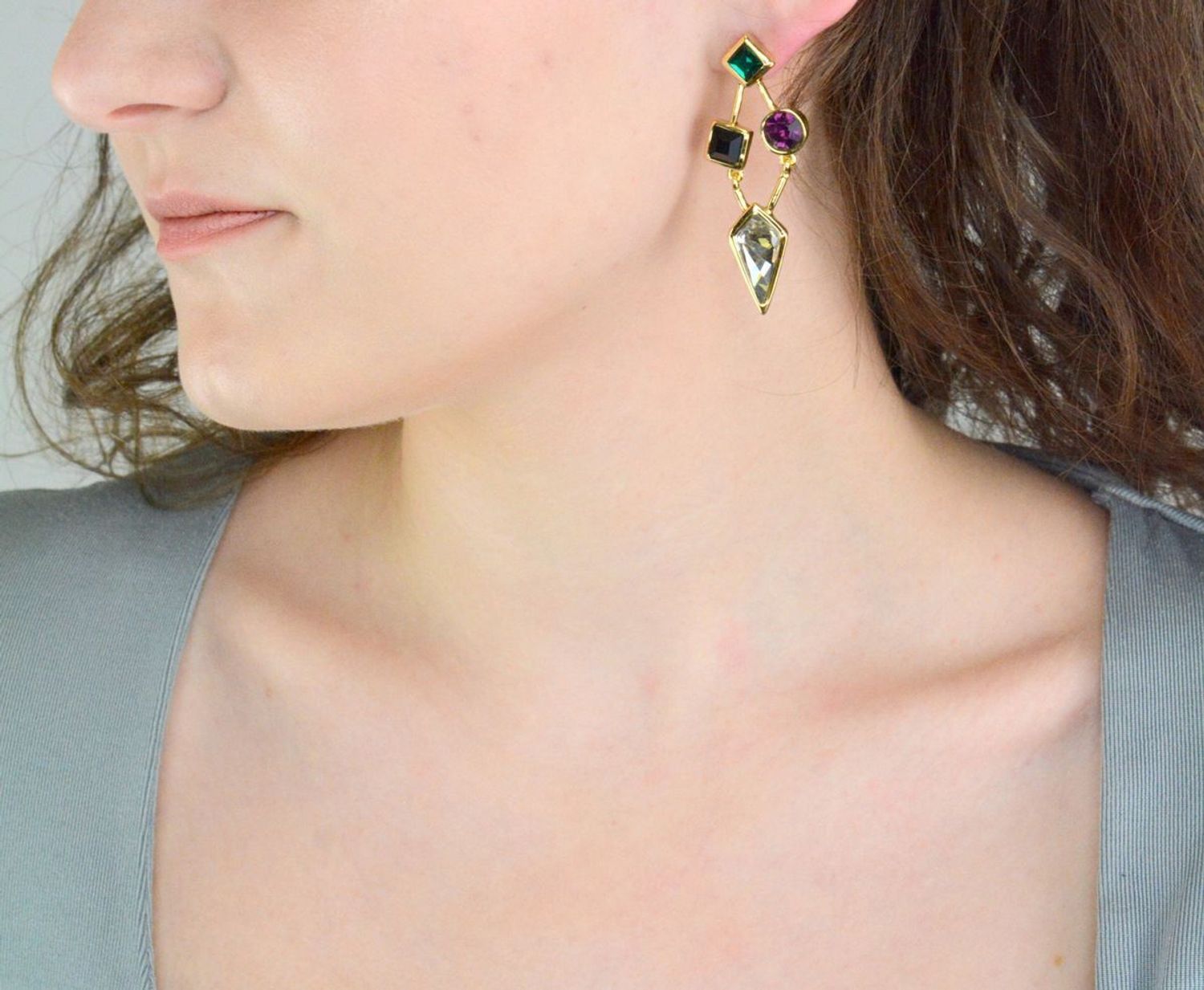 Kolczyki BY DZIUBEKA Kolorowe kryształy KOLSHIN042806000 Kolczyki damskie wiszące ozdobne kryształy. Kolczyki damskie to idealne proporcje zamknięte w pięknej kompozycji. Kolczyki wykonane z metalu w kolorze złota 1.jpg