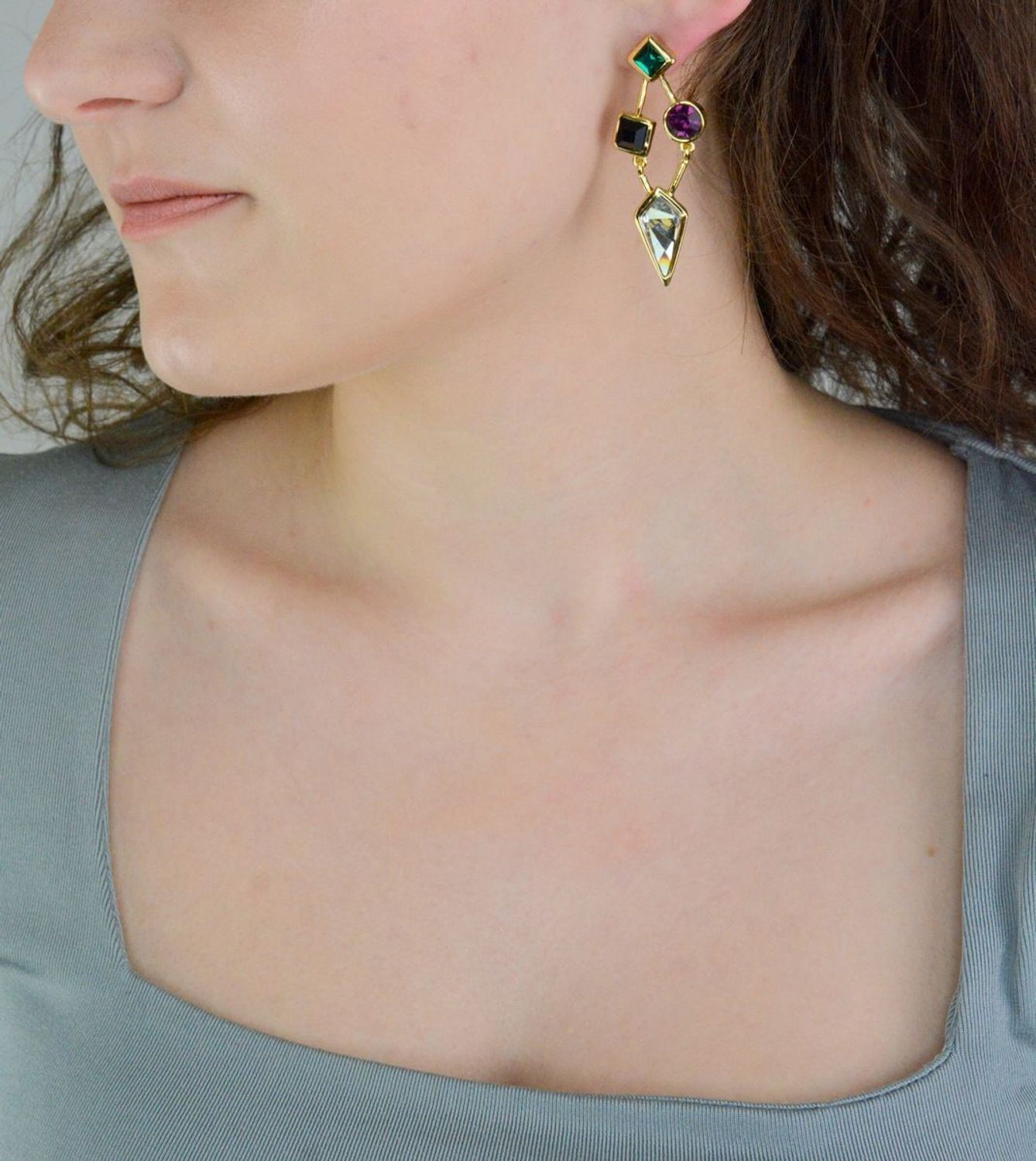 Kolczyki BY DZIUBEKA Kolorowe kryształy KOLSHIN042806000 Kolczyki damskie wiszące ozdobne kryształy. Kolczyki damskie to idealne proporcje zamknięte w pięknej kompozycji. Kolczyki wykonane z metalu w kolorze złota 1.jpg