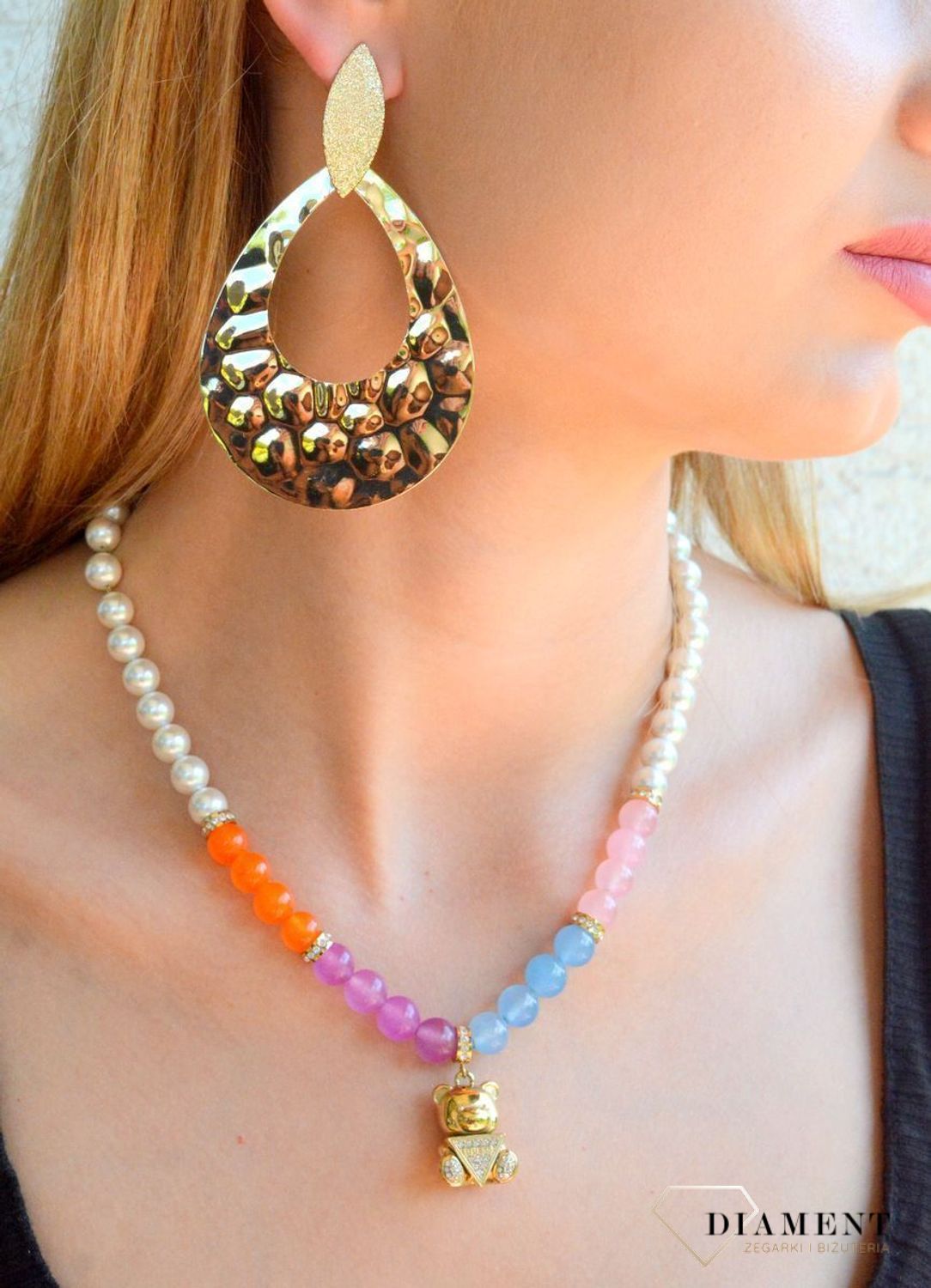 Kolczyki damskie gniecione łezki w złotym kolorze KOLTEAR000101100. Kolczyki damskie łezki. Kolczyki wiszące gniecione łezki. Kolczyki antyalergiczne na prezent. Kolczyki na sztyft idealne na prezent. Kolczyki pozłacane wiszące łezki..jpg