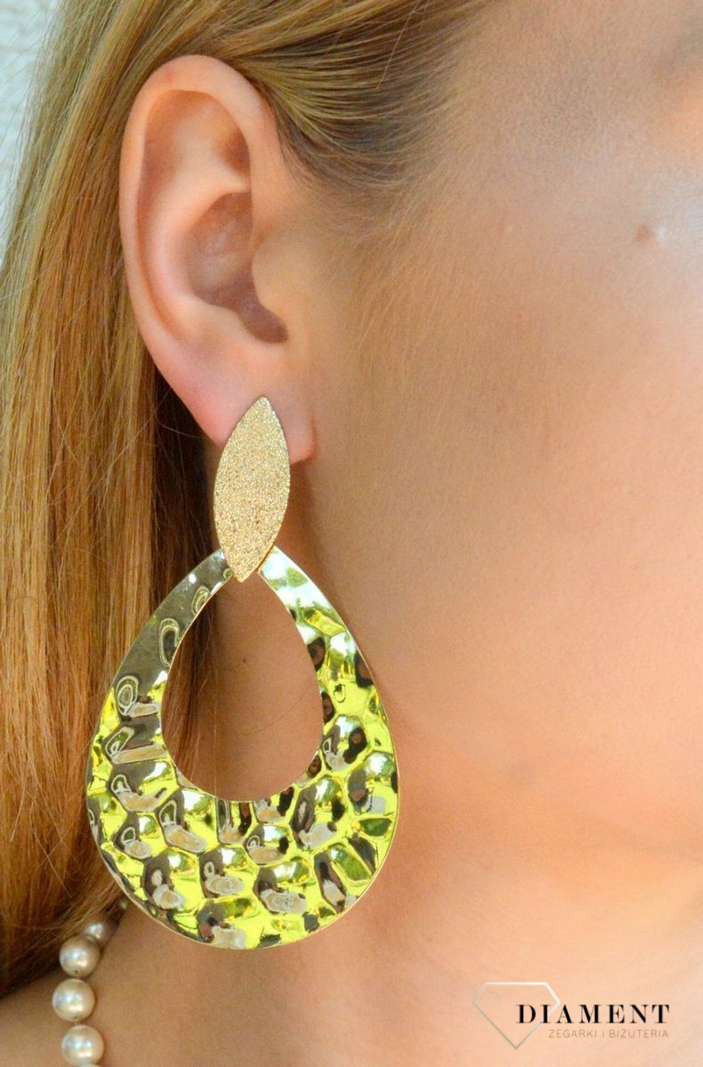 Kolczyki damskie gniecione łezki w złotym kolorze KOLTEAR000101100. Kolczyki damskie łezki. Kolczyki wiszące gniecione łezki. Kolczyki antyalergiczne na prezent. Kolczyki na sztyft idealne na prezent. Kolczyki pozłacane wiszące łezki..jpg