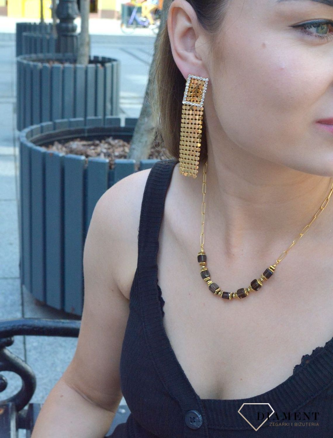 Kolczyki wiszące w kolorze złotym wieczorowe KOLTEAR000201600. Kolczyki wiszące w złotym kolorze. Kolczyki wieczorowe. Kolczyki bez niklu. Kolczyki damskie antyalergiczne. Kolczyki idealne na wieczorne wyjścia. Kolczyki na pre.jpg