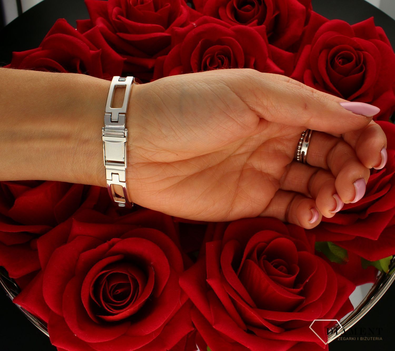 Zegarek srebrny damski na bransolecie BISSET KP2935-925 ZEGXB2SA76XMBX. Zegarek srebrny damski na bransolecie BISSET KP2935-925 wyposażony jest w kwarcowy mechanizm, zasilany za pomocą baterii. Posiada bardzo wysoką dokładno (6).jpg