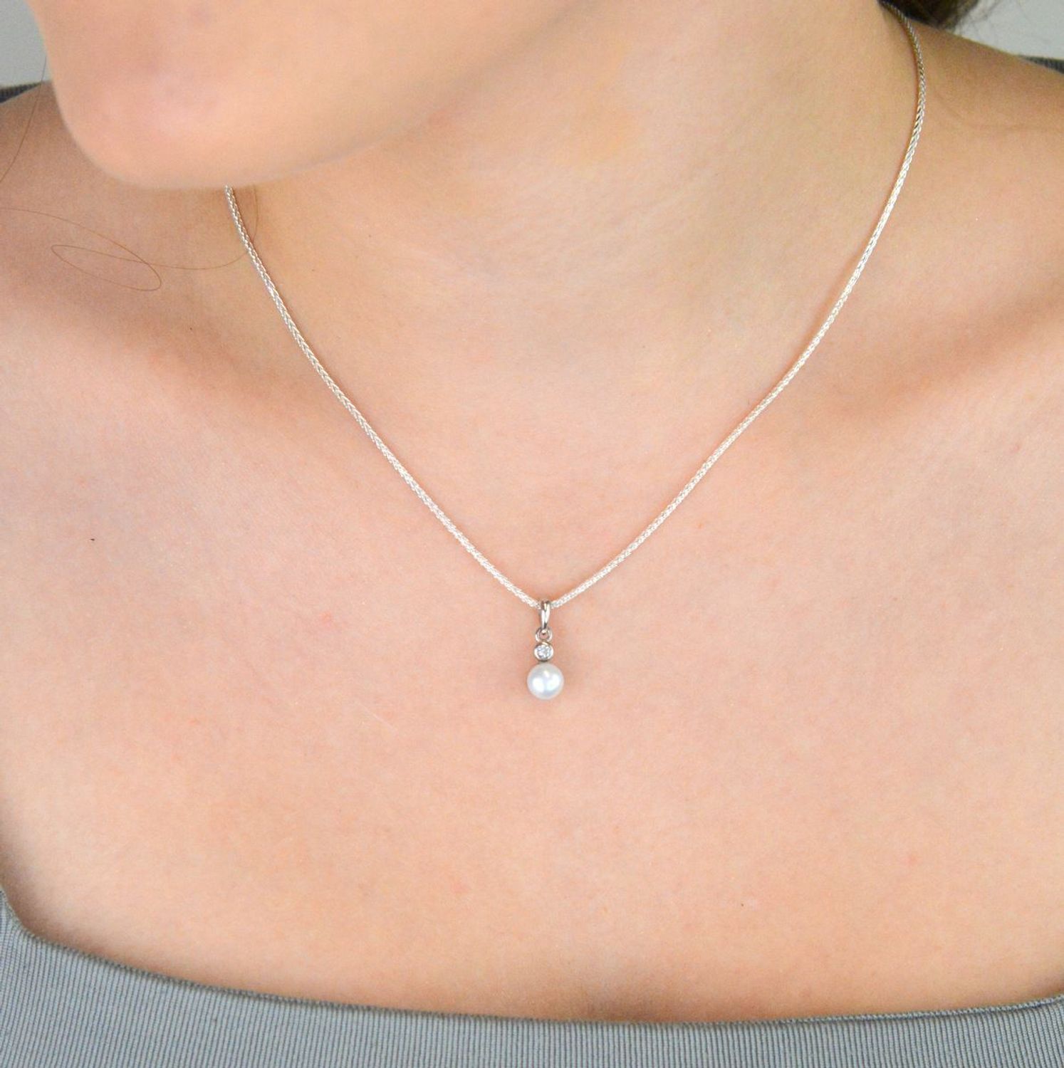 Komplet damski srebrny 925 KPLSH88038 z perełkami i cyrkonią. Kolczyki (9×6 mm) na sztyft i zawieszka (1,5×0,6 cm). Lekki, elegancki zestaw idealny na prezent.3.jpg