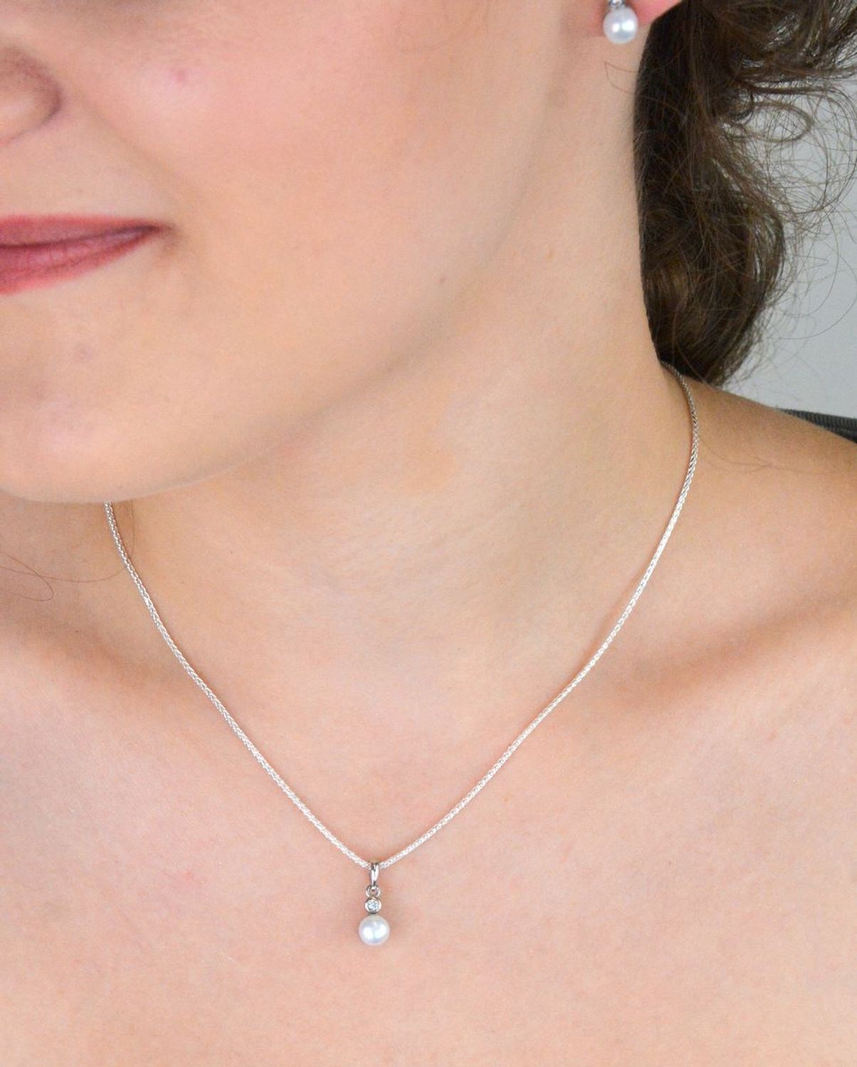 Komplet damski srebrny 925 KPLSH88038 z perełkami i cyrkonią. Kolczyki (9×6 mm) na sztyft i zawieszka (1,5×0,6 cm). Lekki, elegancki zestaw idealny na prezent.3.jpg