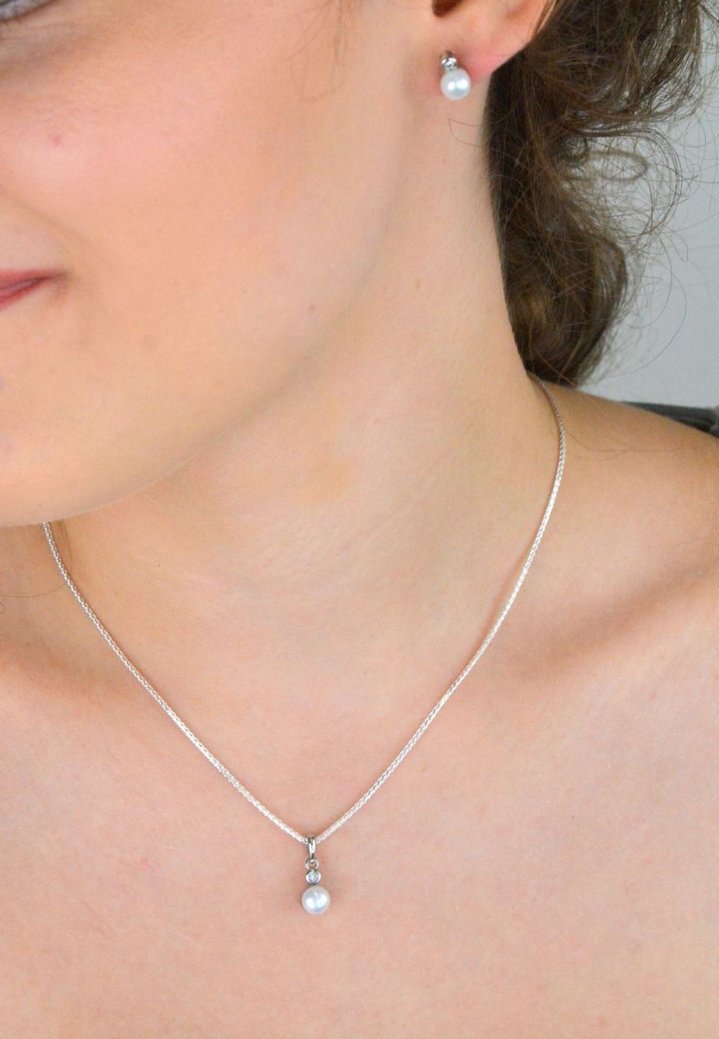 Komplet damski srebrny 925 KPLSH88038 z perełkami i cyrkonią. Kolczyki (9×6 mm) na sztyft i zawieszka (1,5×0,6 cm). Lekki, elegancki zestaw idealny na prezent.3.jpg