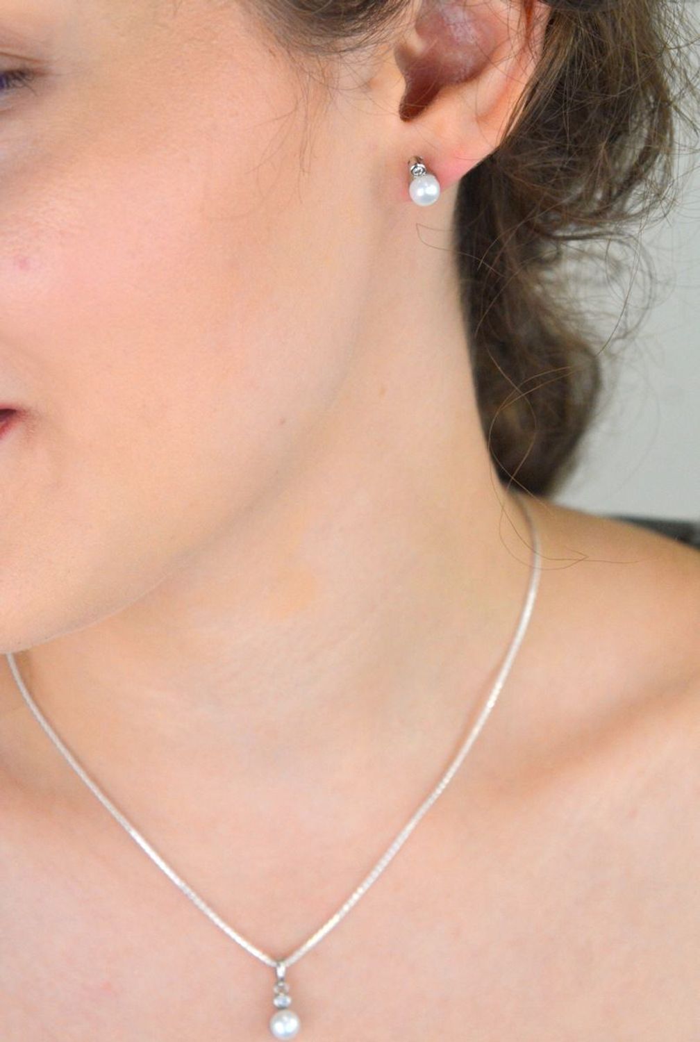 Komplet damski srebrny 925 KPLSH88038 z perełkami i cyrkonią. Kolczyki (9×6 mm) na sztyft i zawieszka (1,5×0,6 cm). Lekki, elegancki zestaw idealny na prezent.3.jpg