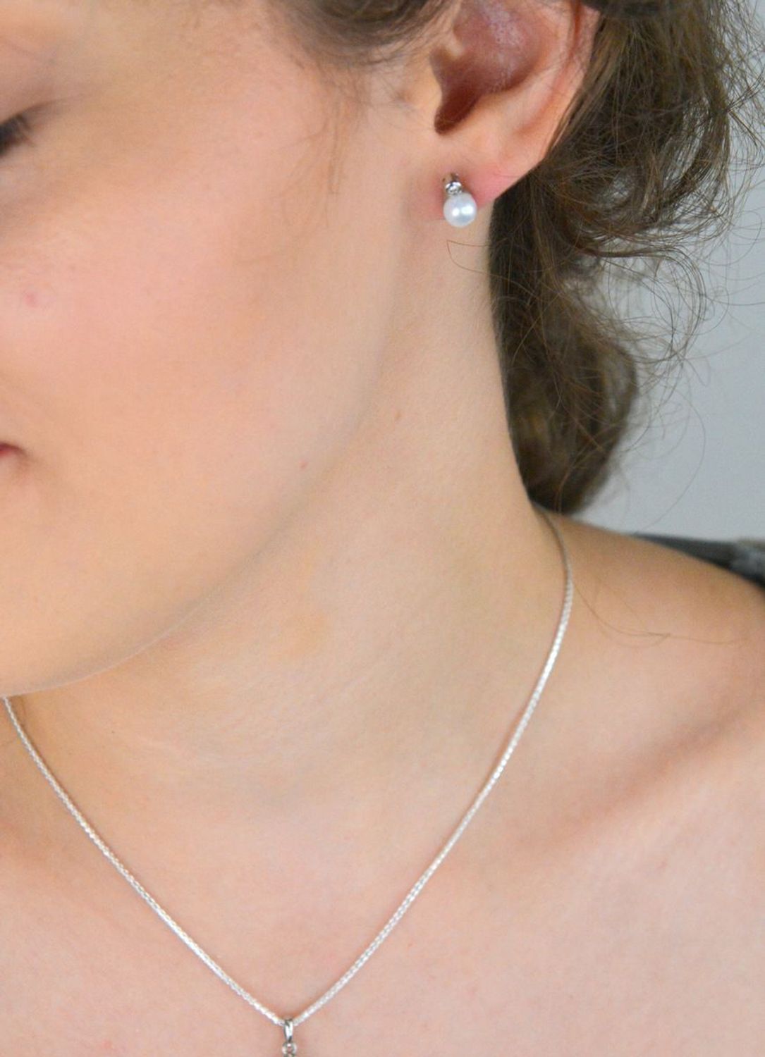 Komplet damski srebrny 925 KPLSH88038 z perełkami i cyrkonią. Kolczyki (9×6 mm) na sztyft i zawieszka (1,5×0,6 cm). Lekki, elegancki zestaw idealny na prezent.3.jpg