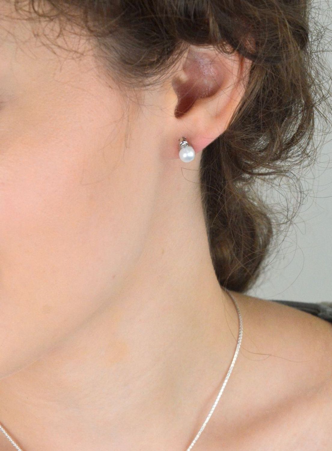 Komplet damski srebrny 925 KPLSH88038 z perełkami i cyrkonią. Kolczyki (9×6 mm) na sztyft i zawieszka (1,5×0,6 cm). Lekki, elegancki zestaw idealny na prezent.3.jpg