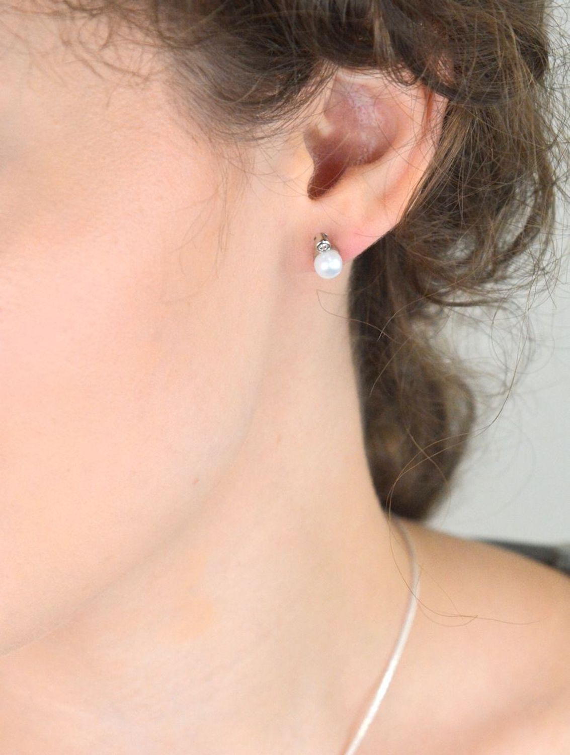 Komplet damski srebrny 925 KPLSH88038 z perełkami i cyrkonią. Kolczyki (9×6 mm) na sztyft i zawieszka (1,5×0,6 cm). Lekki, elegancki zestaw idealny na prezent.3.jpg