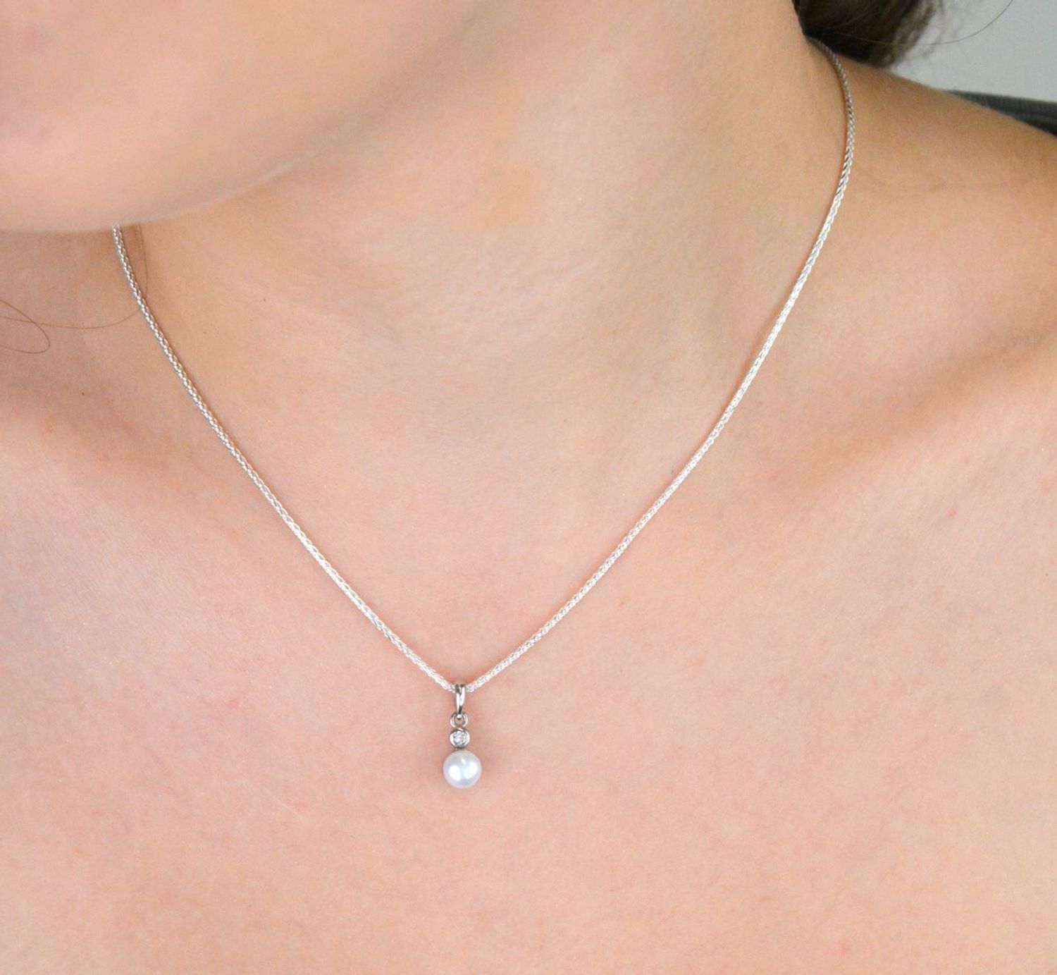 Komplet damski srebrny 925 KPLSH88038 z perełkami i cyrkonią. Kolczyki (9×6 mm) na sztyft i zawieszka (1,5×0,6 cm). Lekki, elegancki zestaw idealny na prezent.3.jpg