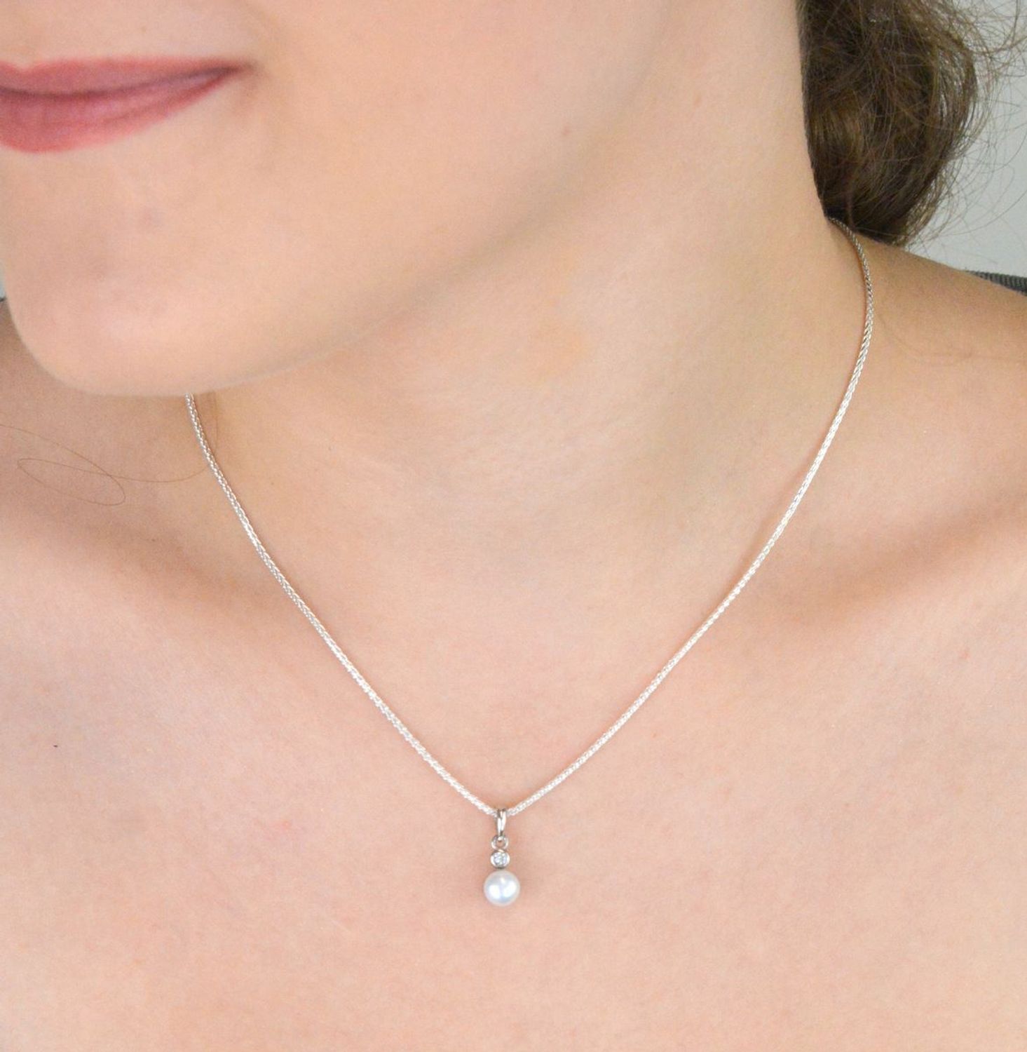 Komplet damski srebrny 925 KPLSH88038 z perełkami i cyrkonią. Kolczyki (9×6 mm) na sztyft i zawieszka (1,5×0,6 cm). Lekki, elegancki zestaw idealny na prezent.3.jpg