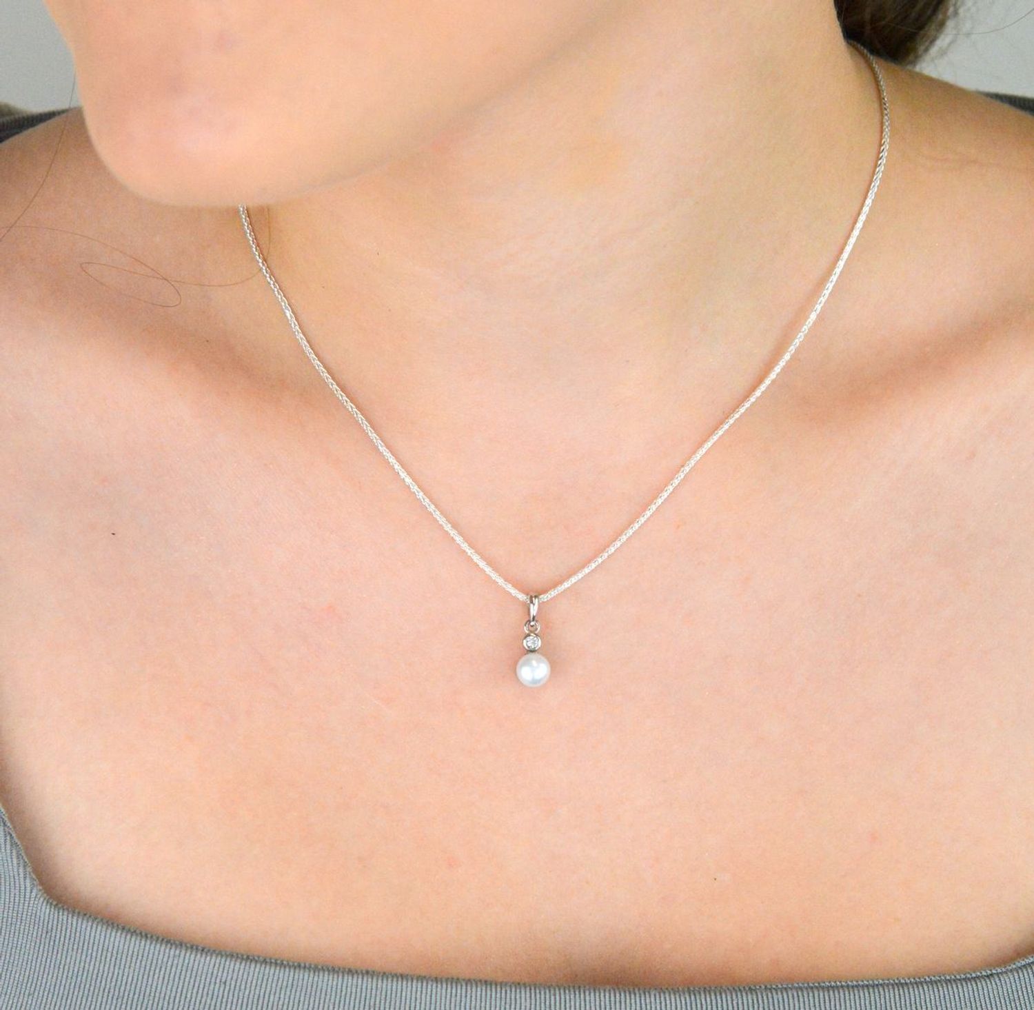 Komplet damski srebrny 925 KPLSH88038 z perełkami i cyrkonią. Kolczyki (9×6 mm) na sztyft i zawieszka (1,5×0,6 cm). Lekki, elegancki zestaw idealny na prezent.3.jpg