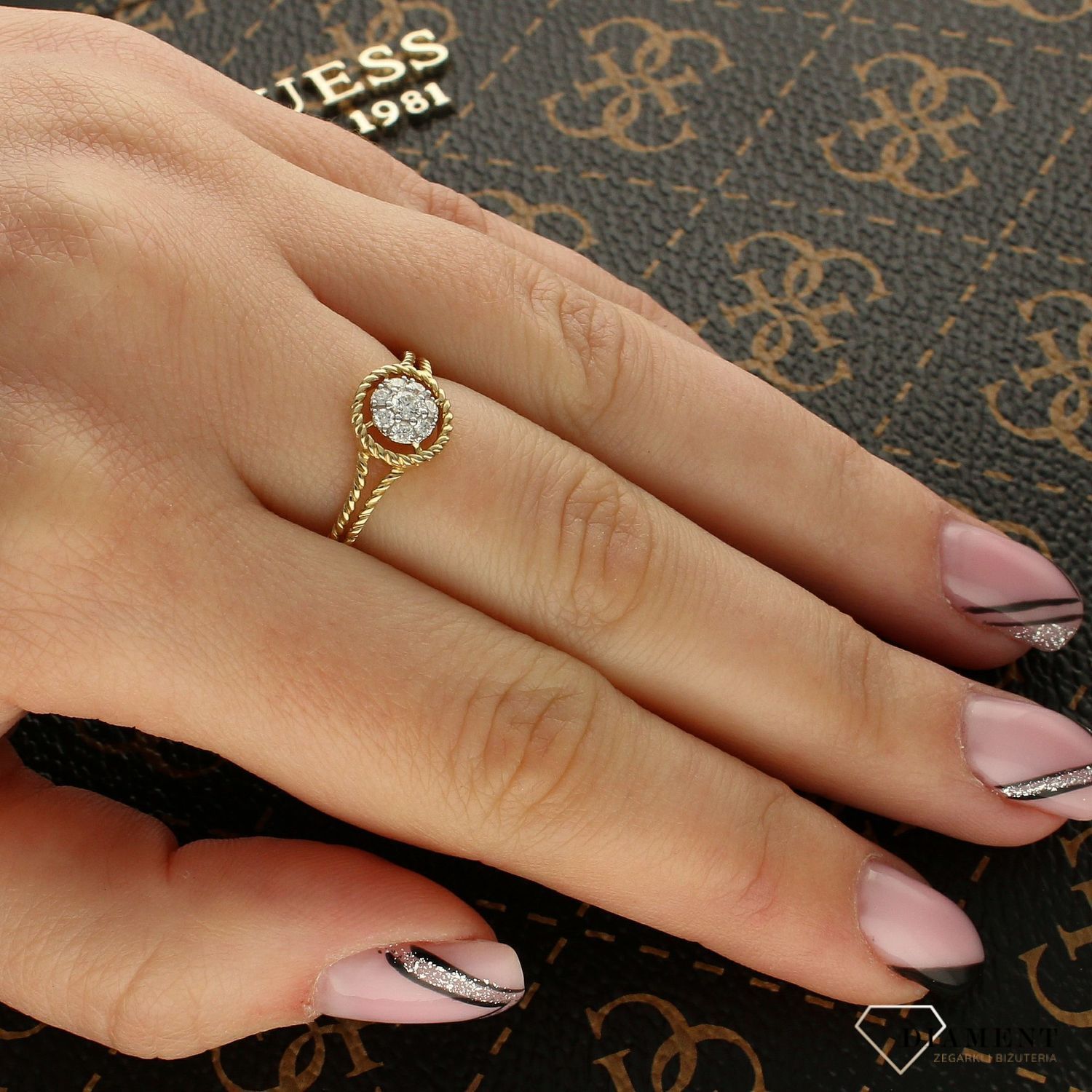Złoty pierścionek DIAMENT 585 'Zapleciony Diament' KR-14450.jpg