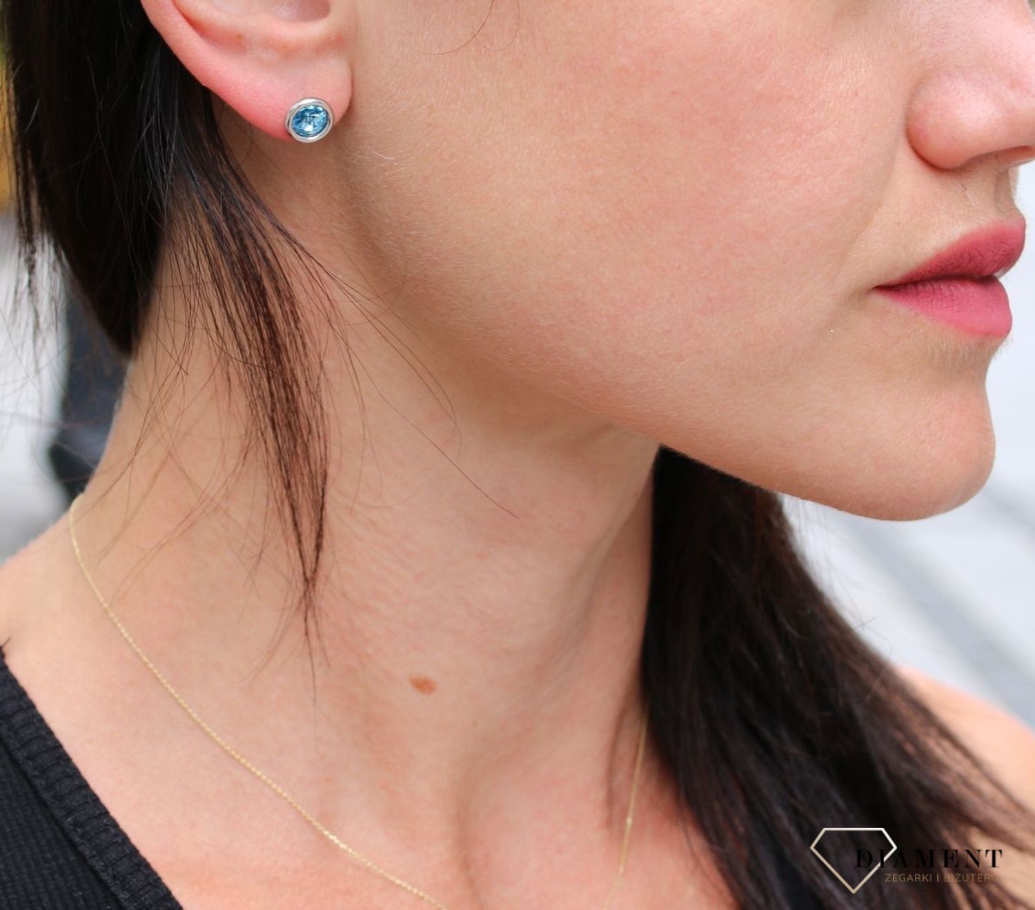 Srebrne kolczyki Swarovski Urodzinowe Kamienie Aquamarine Okrągłe przy uchu KR1122SS29AQ.jpg