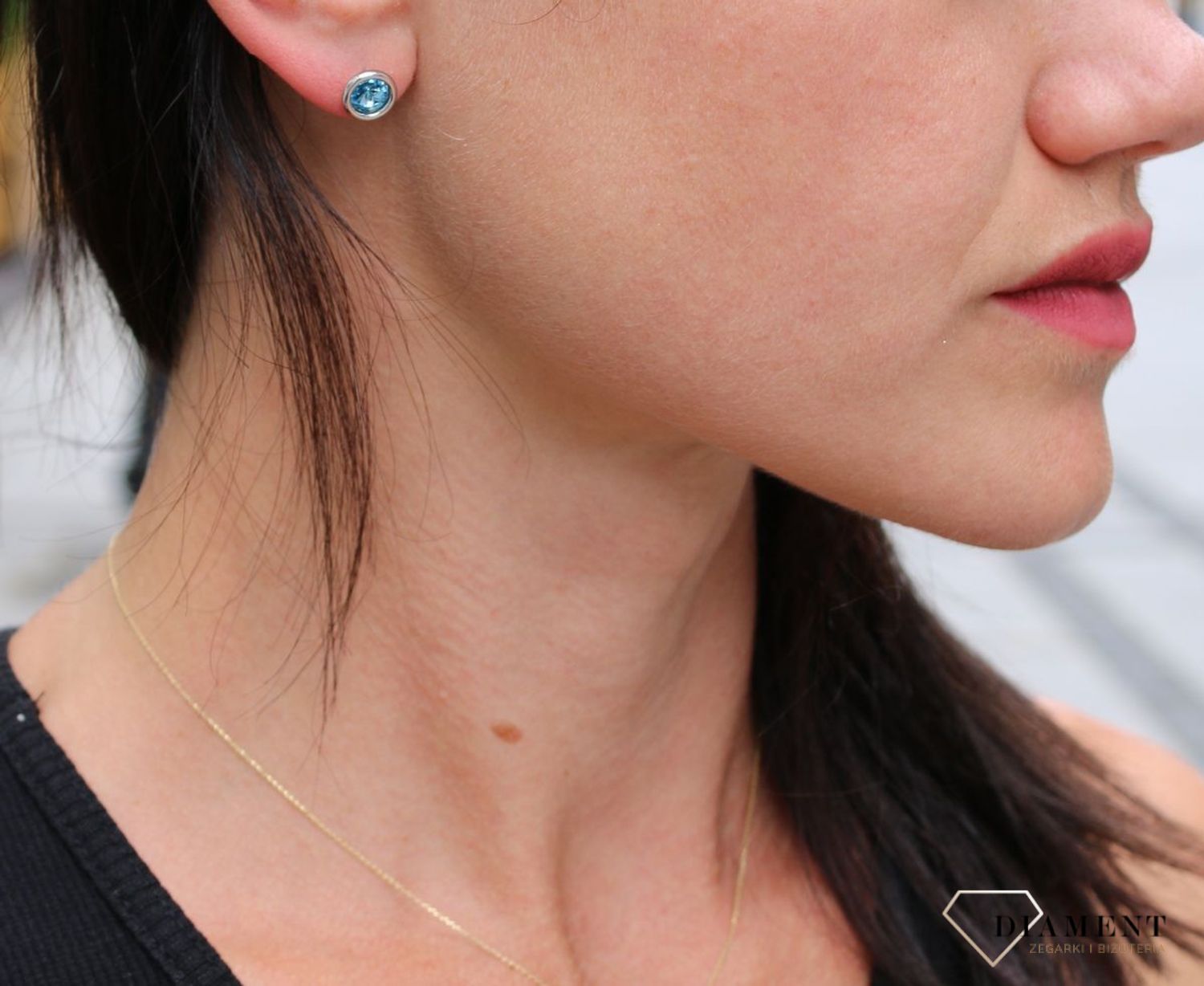 Srebrne kolczyki Swarovski Urodzinowe Kamienie Aquamarine Okrągłe przy uchu KR1122SS29AQ.jpg