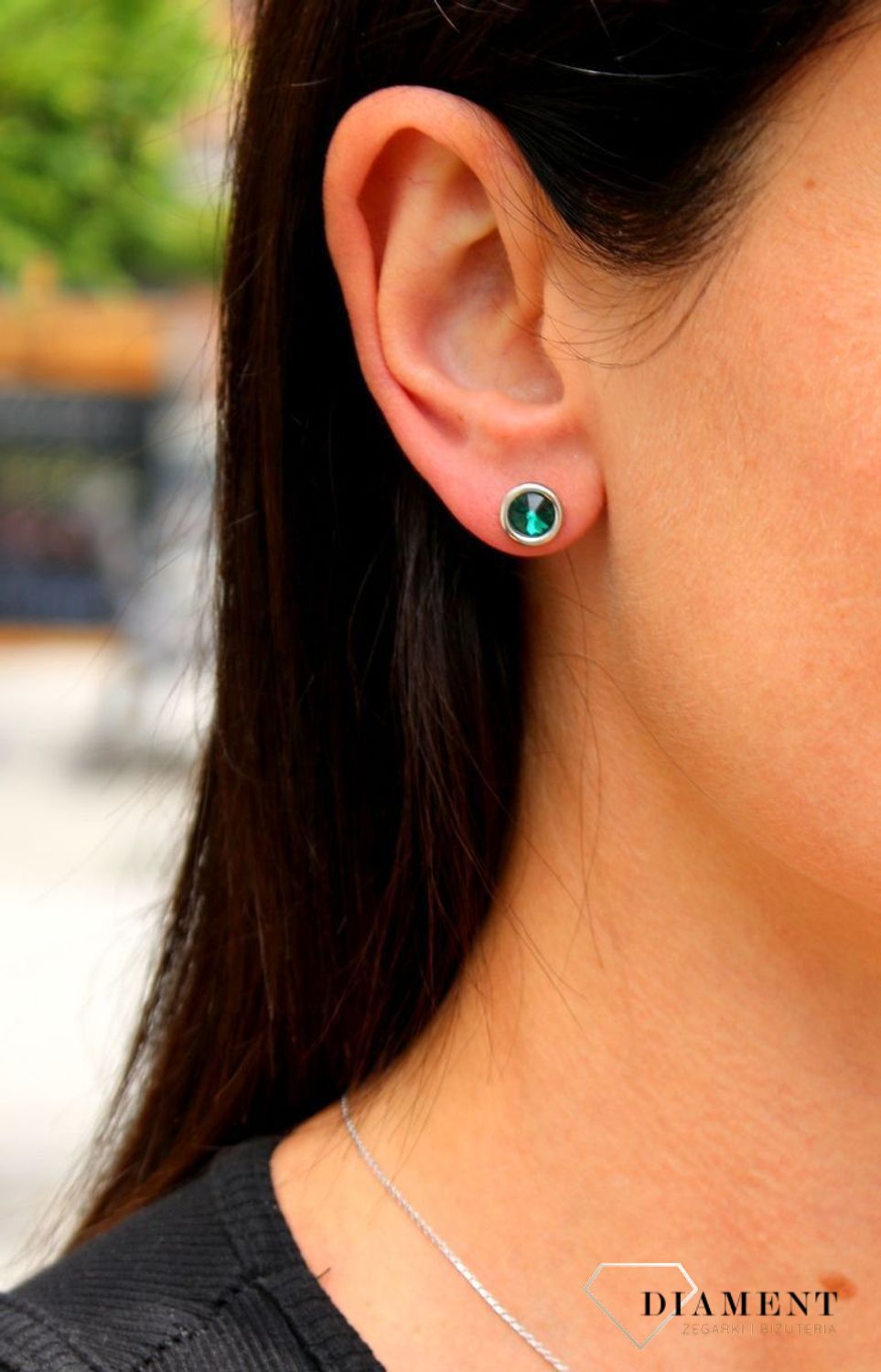 Srebrne kolczyki Swarovski Urodzinowe Kamienie Emarald Okrągłe przy uchu KR1122SS29EM.jpg
