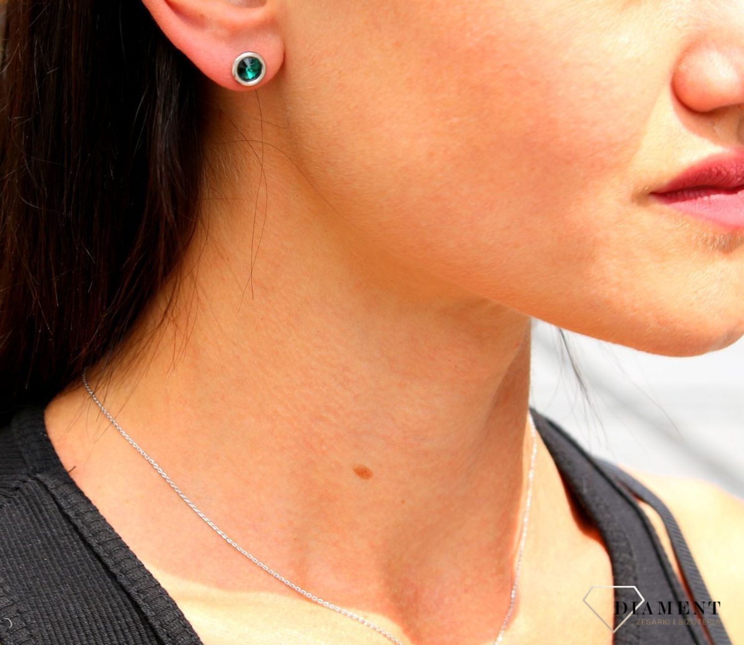 Srebrne kolczyki Swarovski Urodzinowe Kamienie Emarald Okrągłe przy uchu KR1122SS29EM.jpg