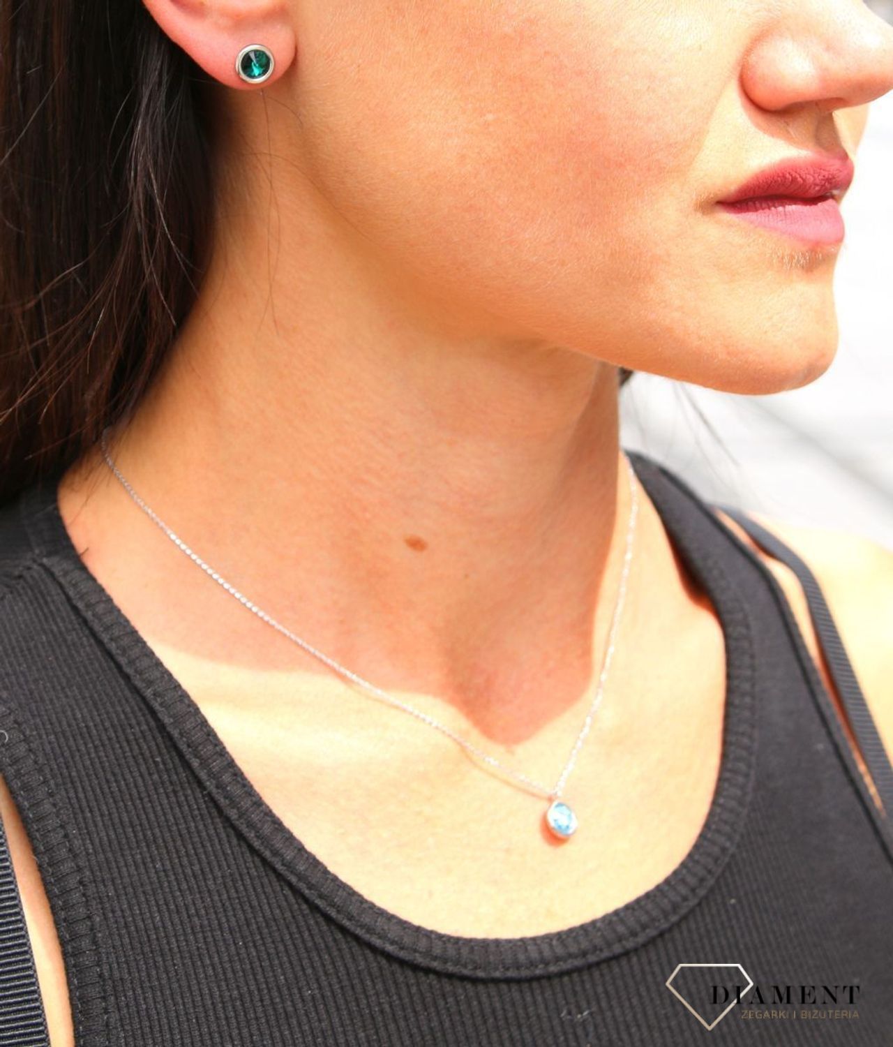 Srebrne kolczyki Swarovski Urodzinowe Kamienie Emarald Okrągłe przy uchu KR1122SS29EM.jpg