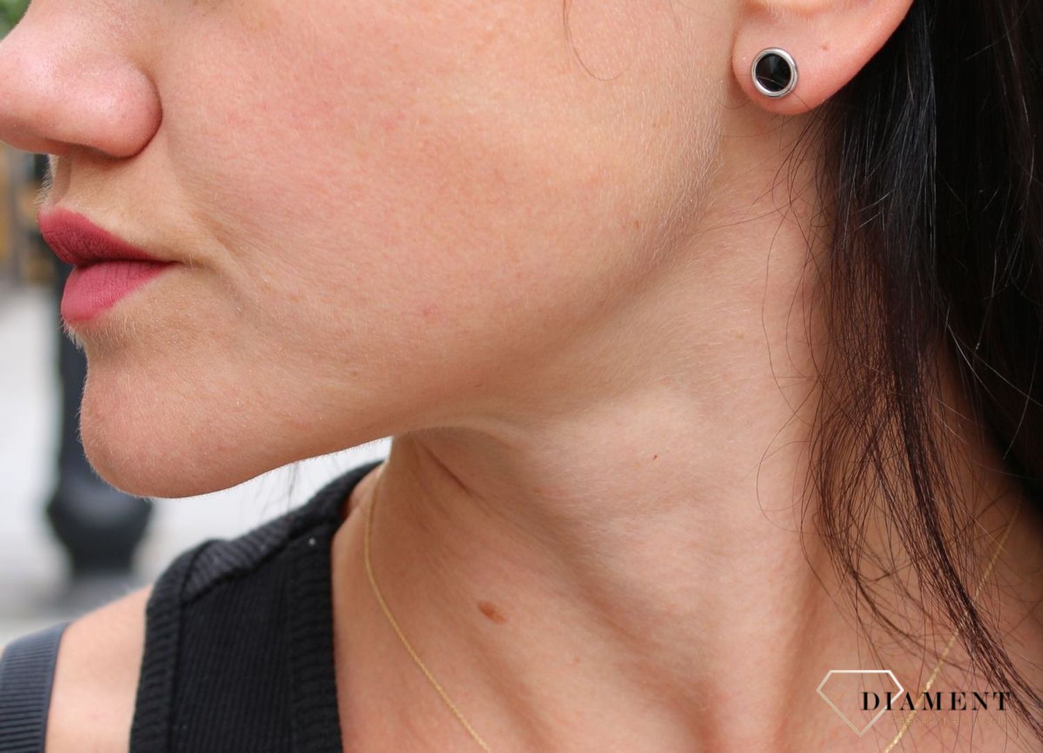 Srebrne kolczyki Swarovski Urodzinowe Kamienie Onyx Okrągłe przy uchu kolor Jet KR1122SS29J.jpg