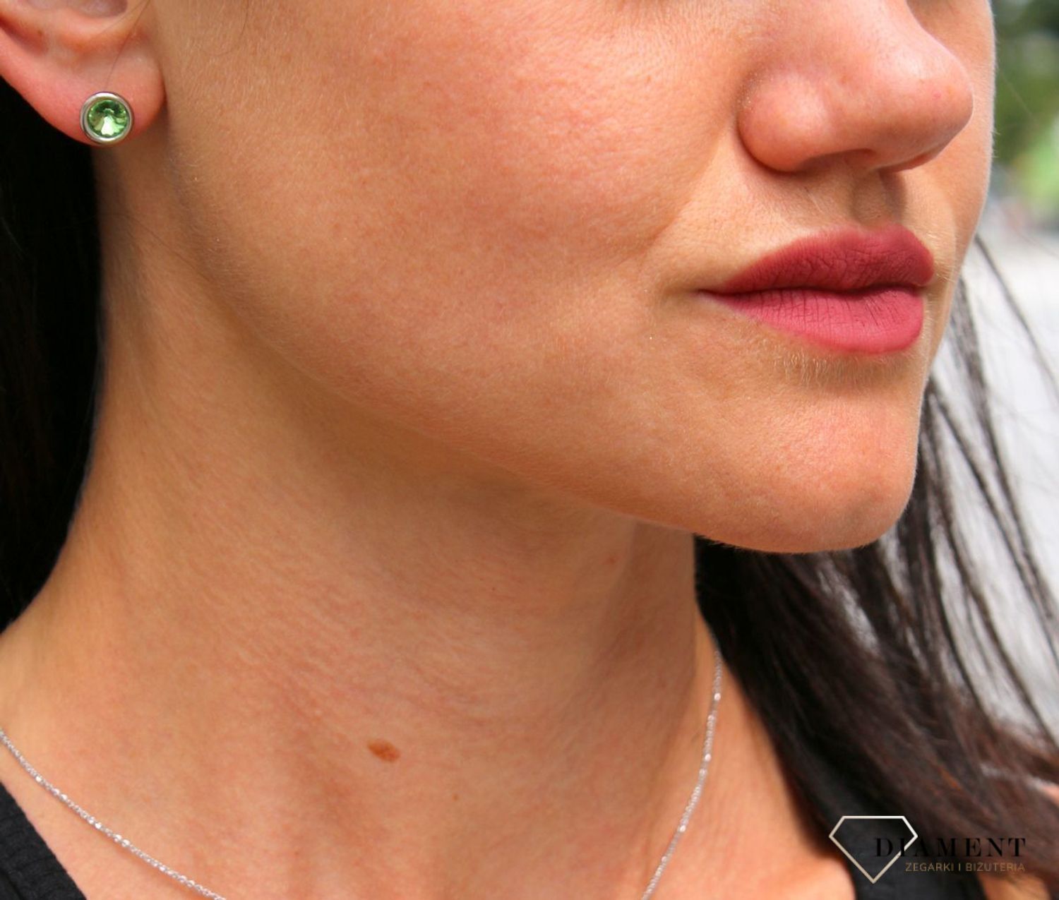 Srebrne kolczyki Swarovski Urodzinowe Kamienie Peridot Okrągłe przy uchu KR1122SS29PE.jpg