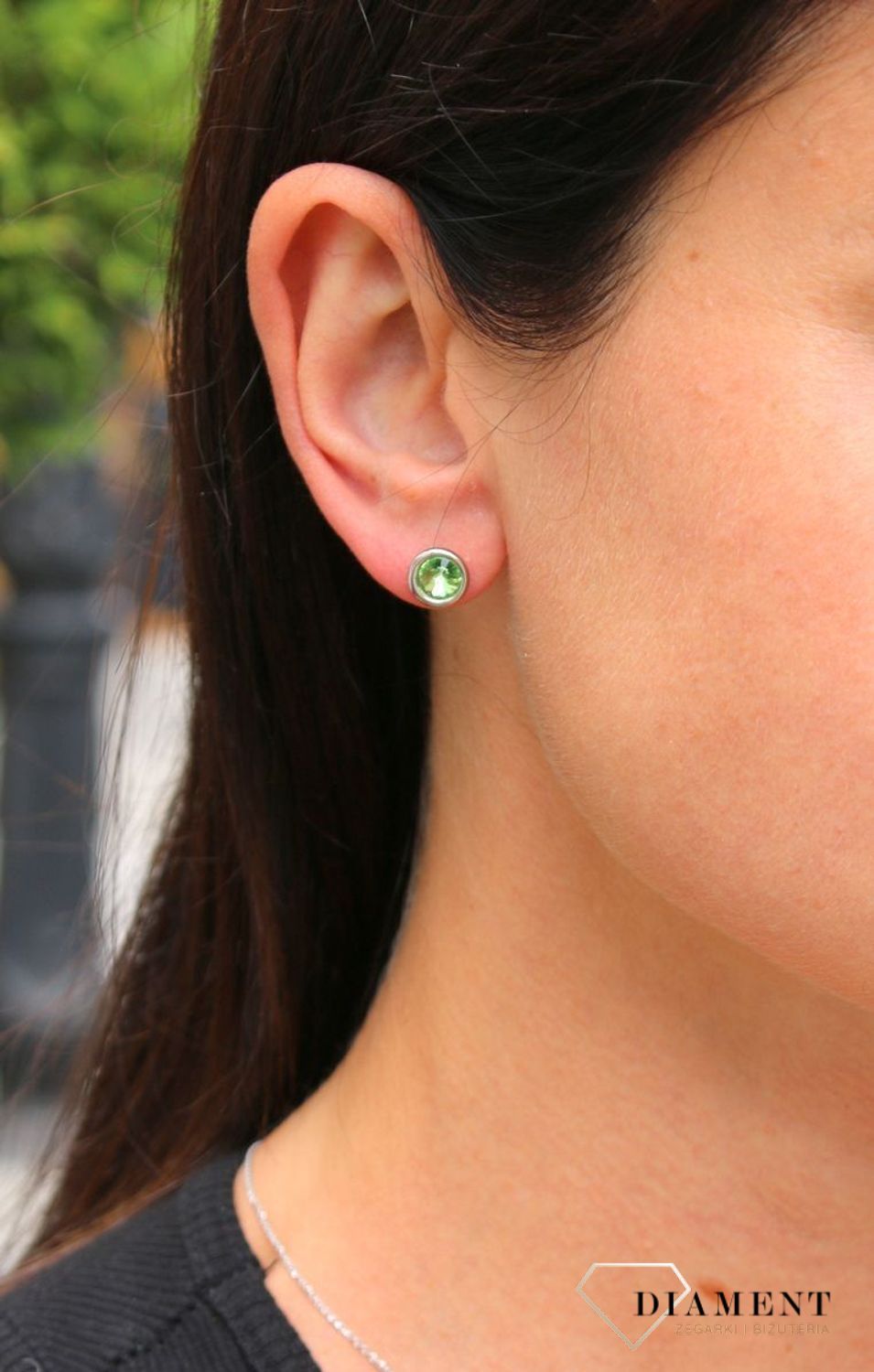Srebrne kolczyki Swarovski Urodzinowe Kamienie Peridot Okrągłe przy uchu KR1122SS29PE.jpg