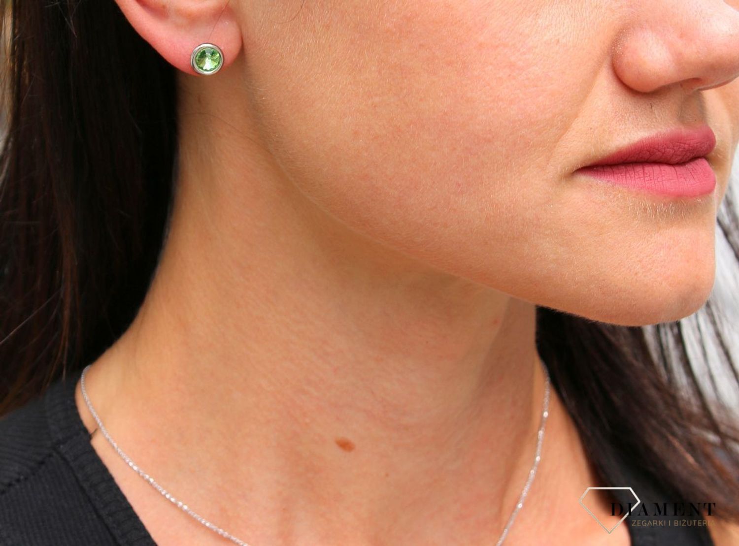 Srebrne kolczyki Swarovski Urodzinowe Kamienie Peridot Okrągłe przy uchu KR1122SS29PE.jpg