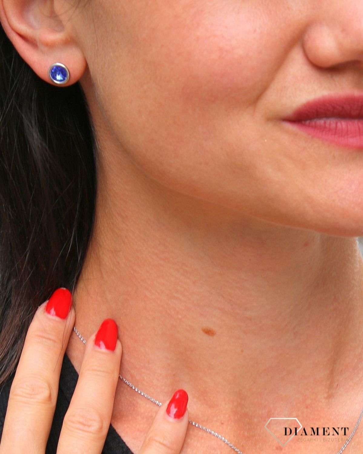 Srebrne kolczyki Swarovski Urodzinowe Kamienie Sapphire Okrągłe przy uchu KR1122SS29S.jpg