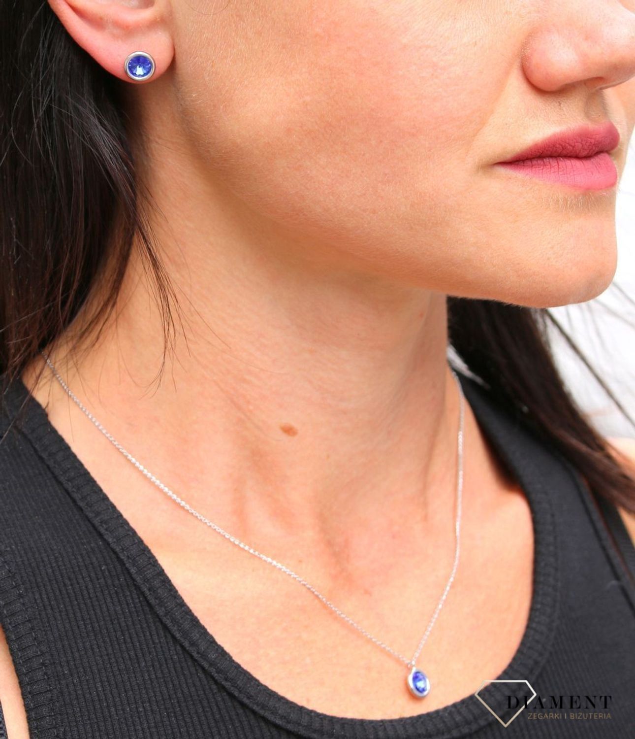 Srebrne kolczyki Swarovski Urodzinowe Kamienie Sapphire Okrągłe przy uchu KR1122SS29S.jpg