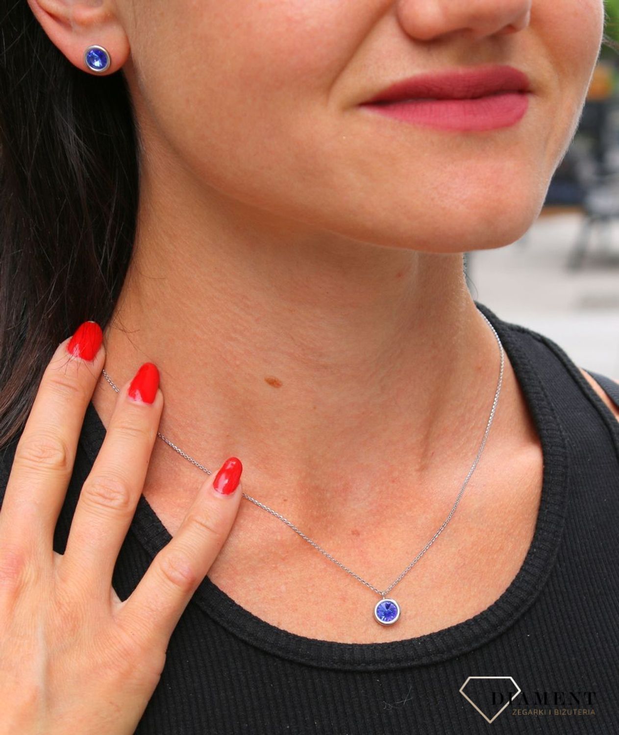 Srebrne kolczyki Swarovski Urodzinowe Kamienie Sapphire Okrągłe przy uchu KR1122SS29S.jpg